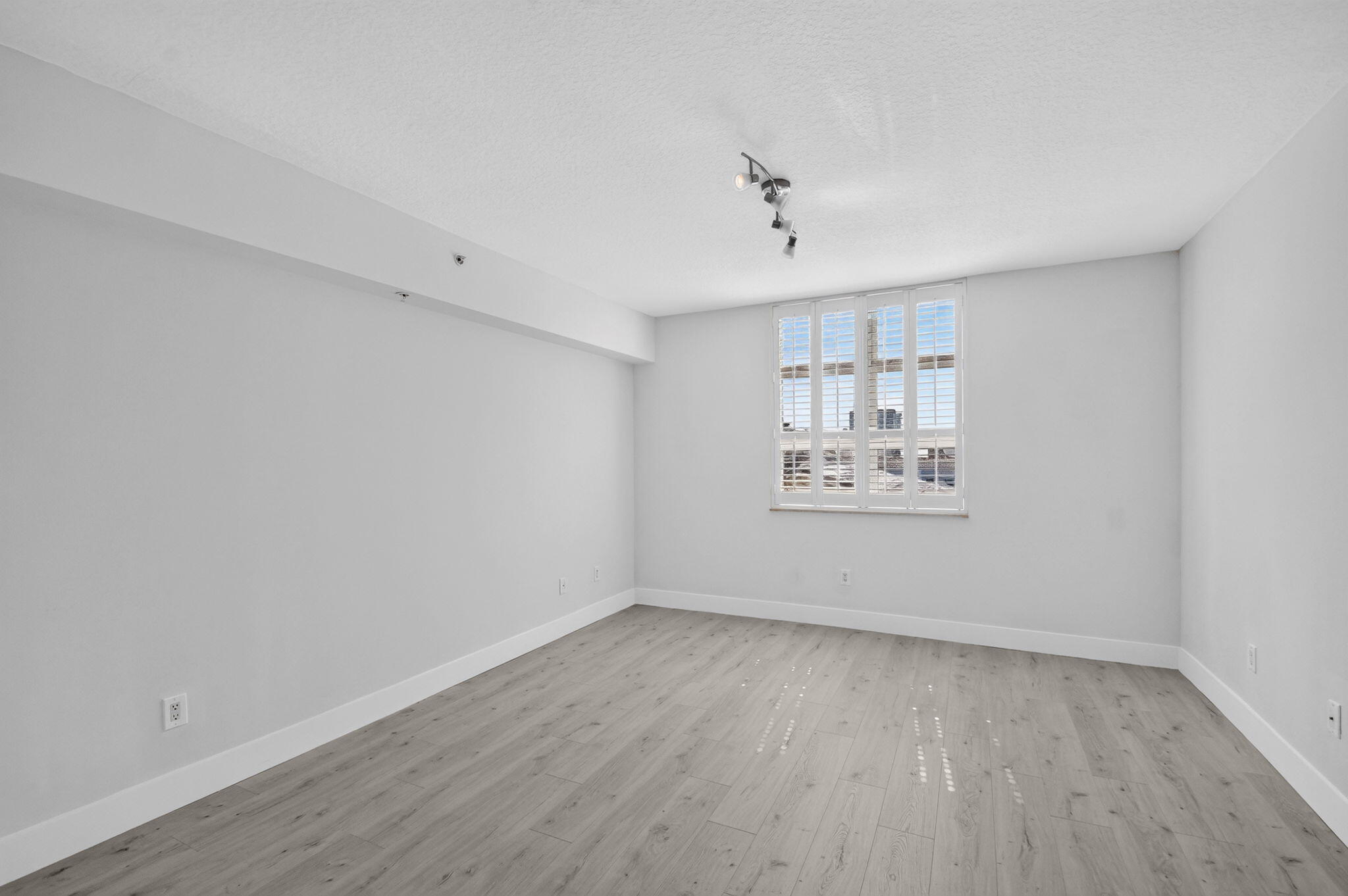 METROPOLITAN CONDO - Residential
