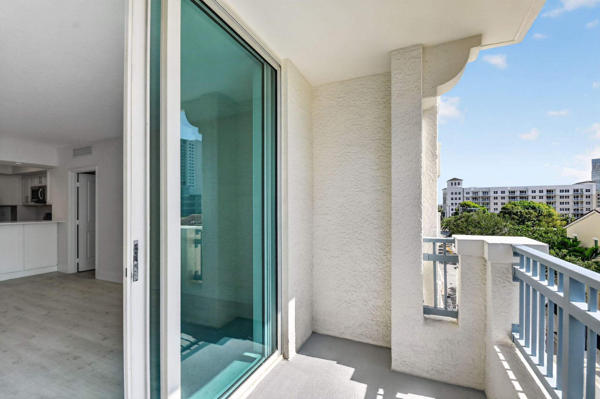 METROPOLITAN CONDO - Residential