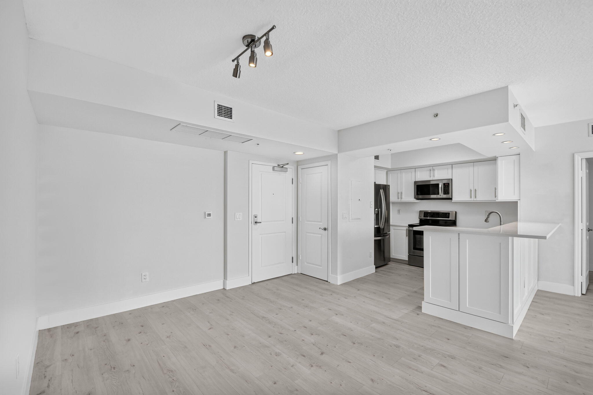METROPOLITAN CONDO - Residential