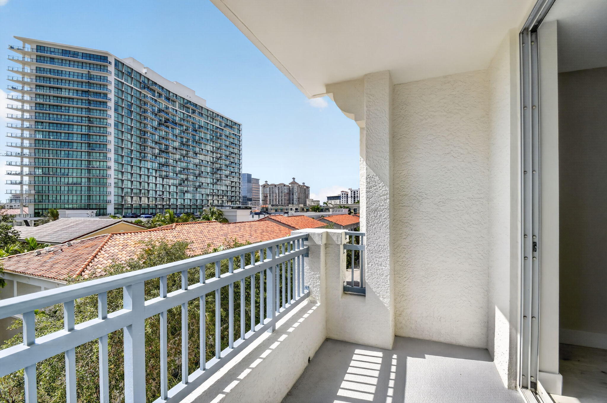METROPOLITAN CONDO - Residential