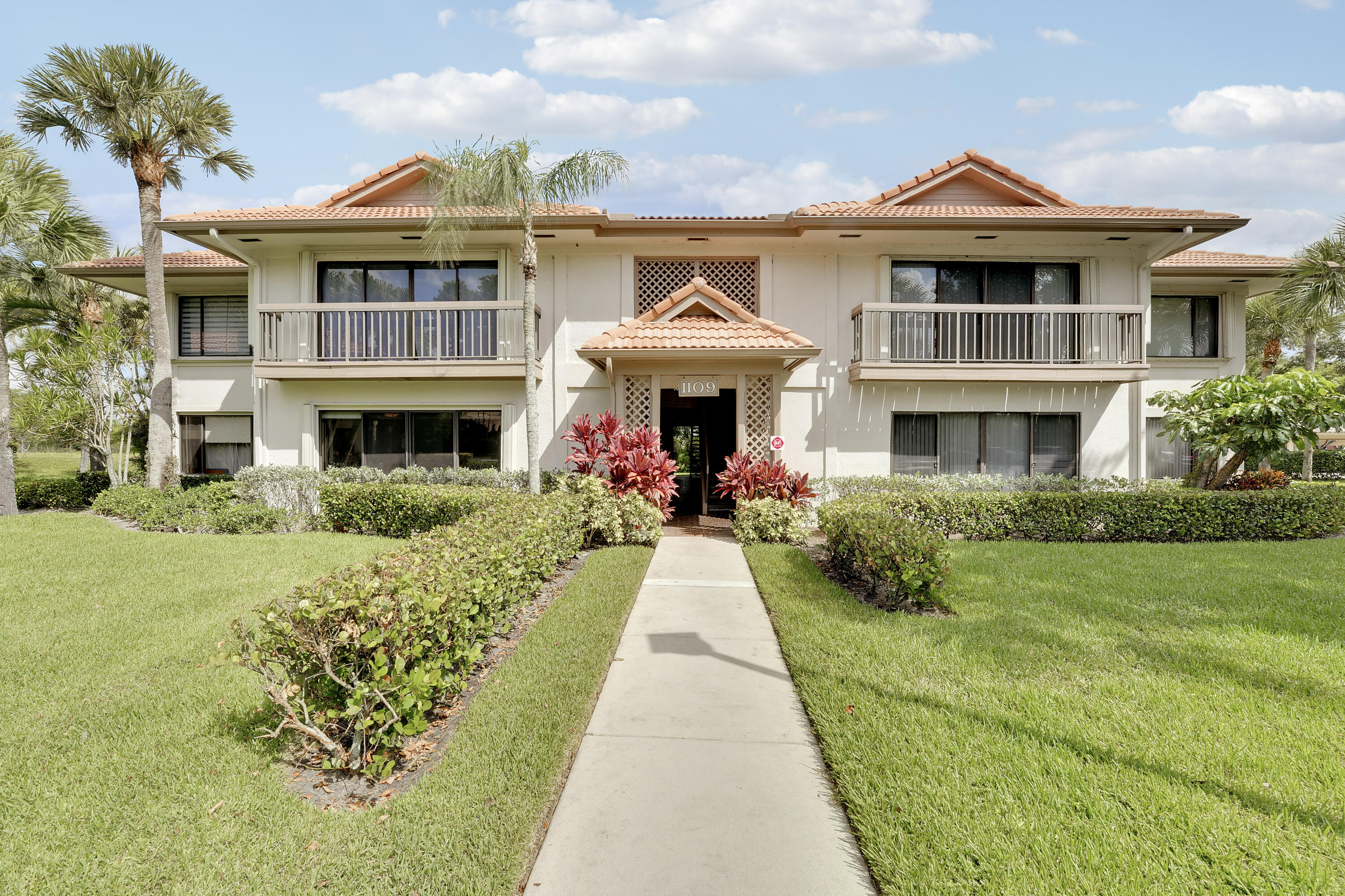 DUNBAR WOODS CONDO I II AND III IN OR4410P782, - Residential
