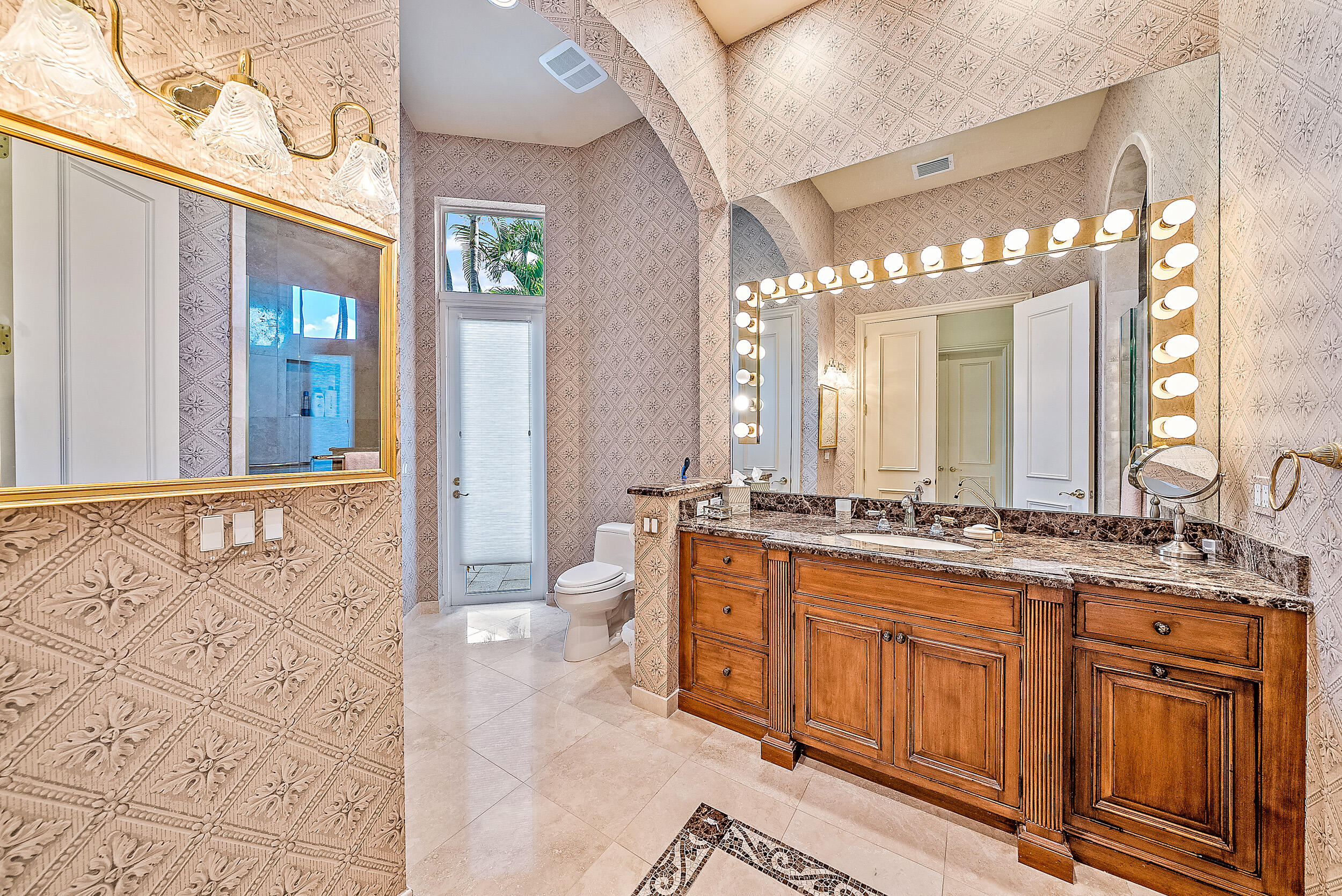 JUPITER HILLS VILLAGE - Residential