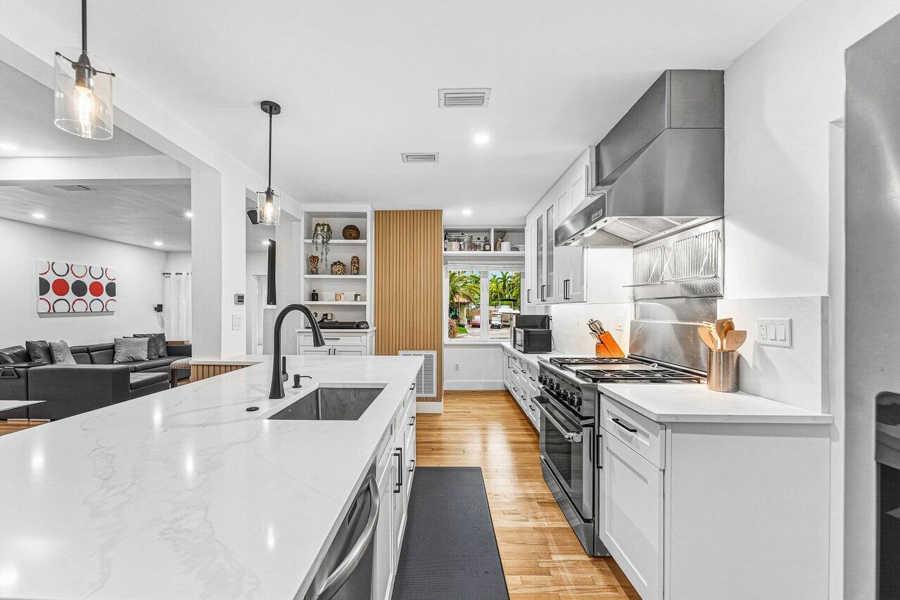 HOLLYWOOD LAKES - Residential