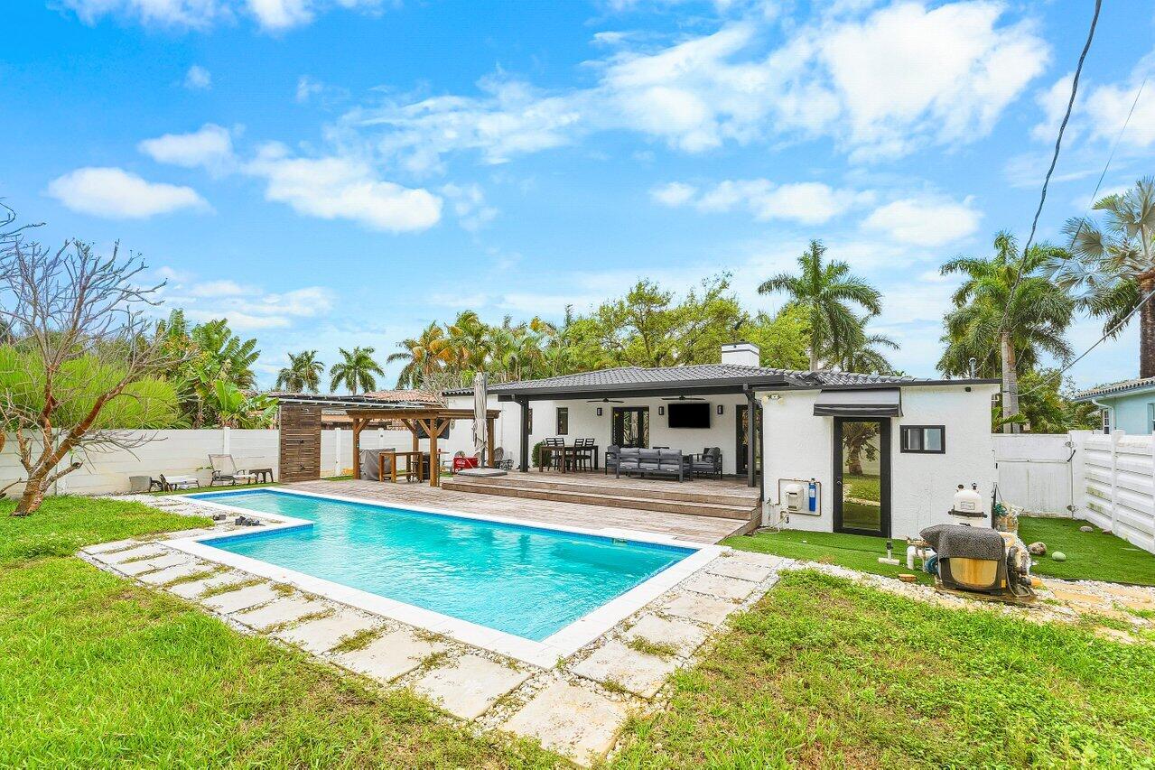 HOLLYWOOD LAKES - Residential