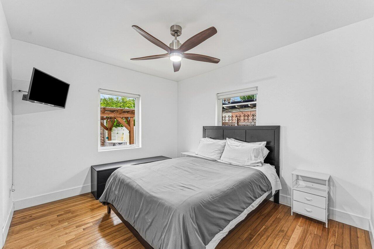 HOLLYWOOD LAKES - Residential