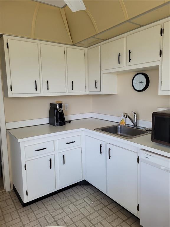 Corner Unit With Golf Views In The Heart Of Inverrary. Spacious With Lots Of Nature Lighting Washer And  Dryer In Unit, Gated  Community Which Offers Many Amenities On Site Gym. Association Requires $40K Verify Yearly Income Single/$52K Married,  NO Renting For 2 Years.