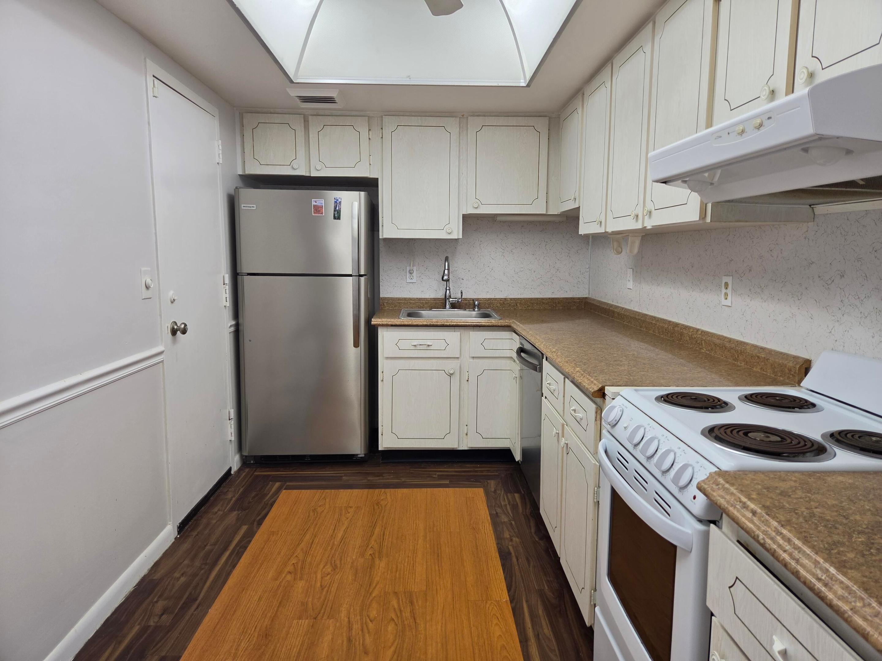 LA RENAISSANCE - Residential Lease