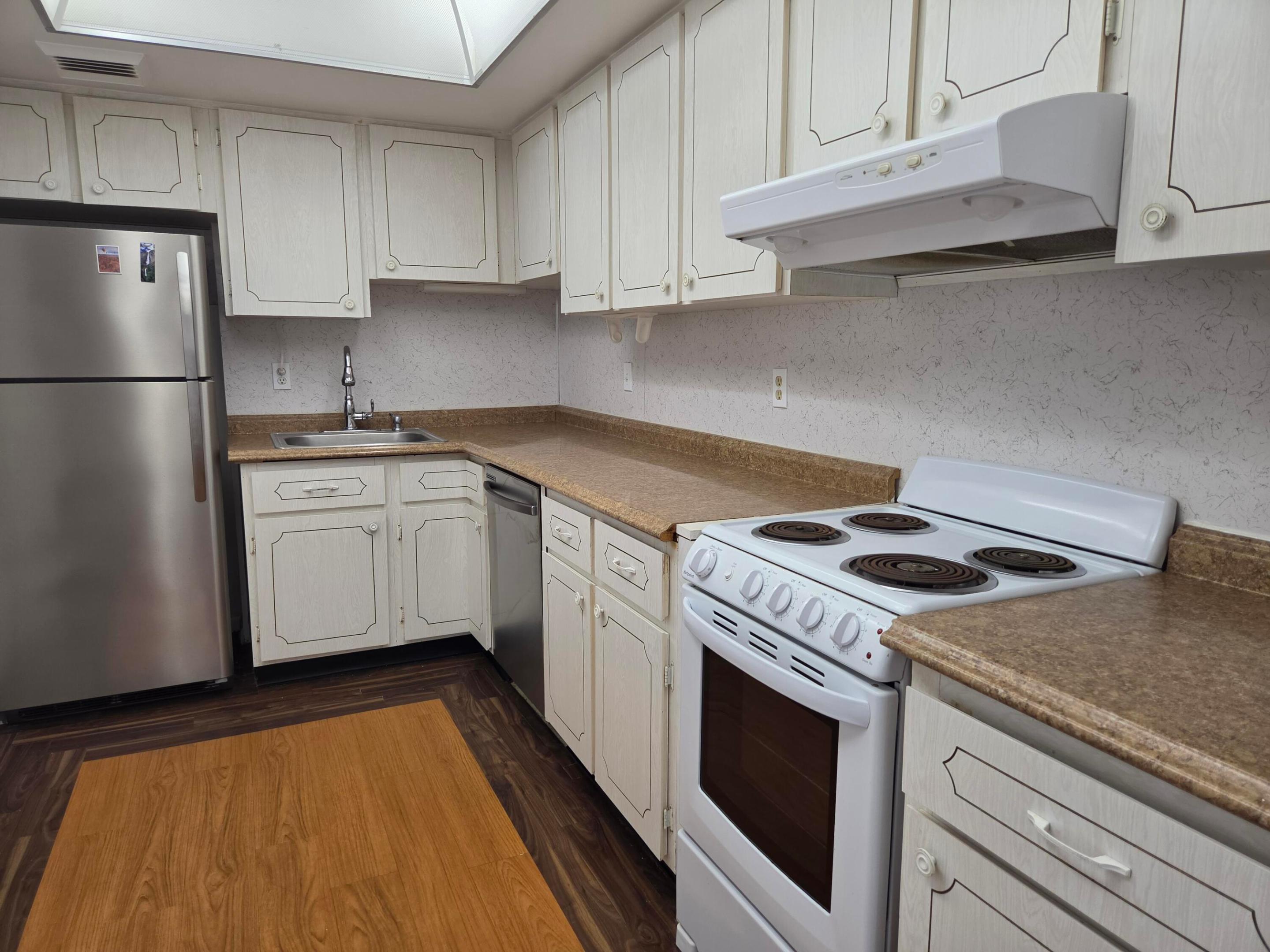 LA RENAISSANCE - Residential Lease
