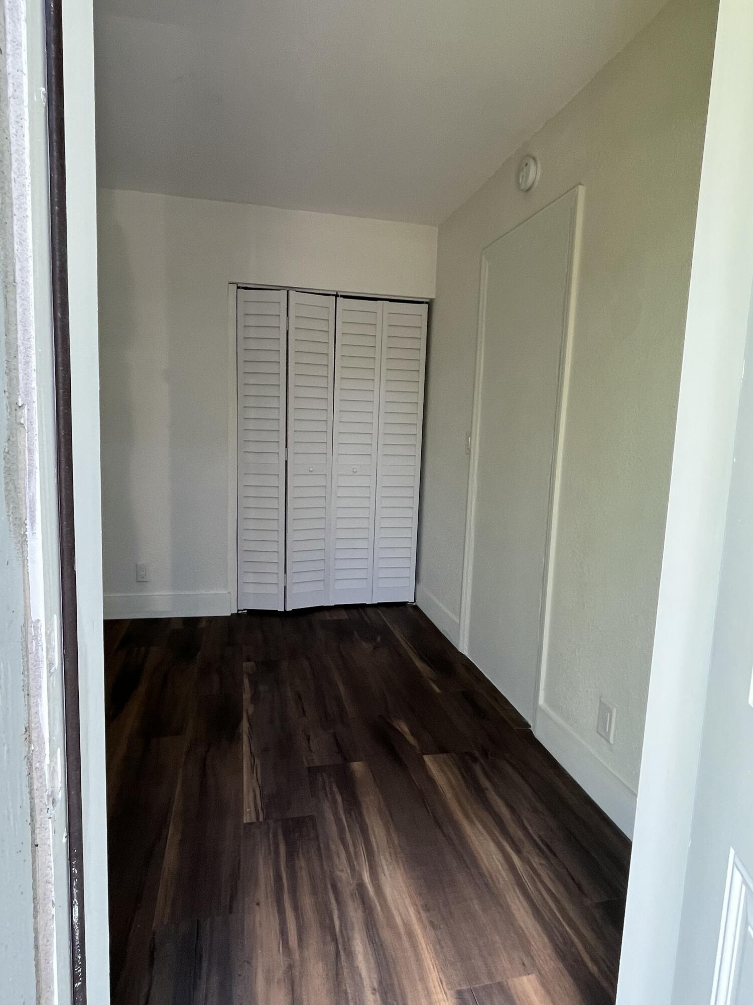 Centrally located and updated studio. Mini refrigerator and microwave included. Close to major highways, shopping, entertainment and beaches. Common areas are well maintained. Electricity and water are included in the monthly rent.