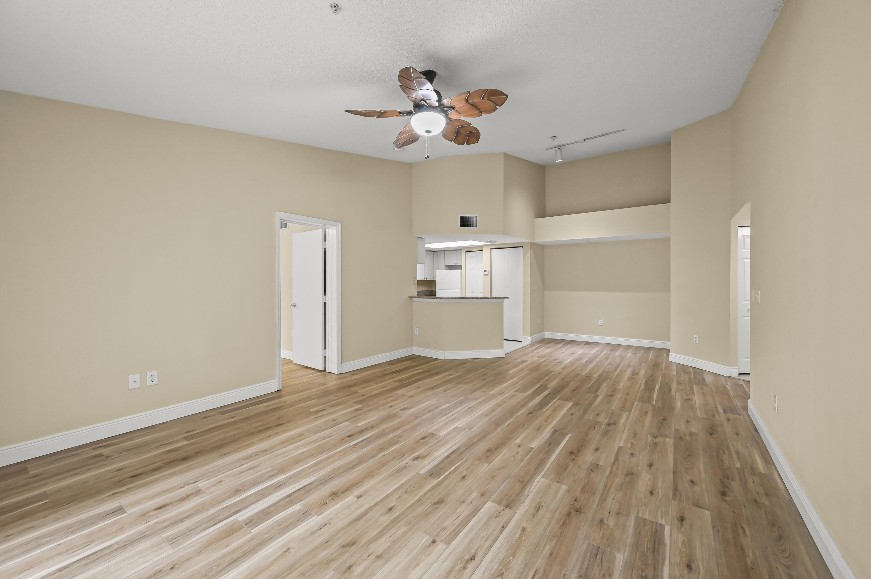 GRAND VIEW AT CRESTWOOD CONDO - Residential