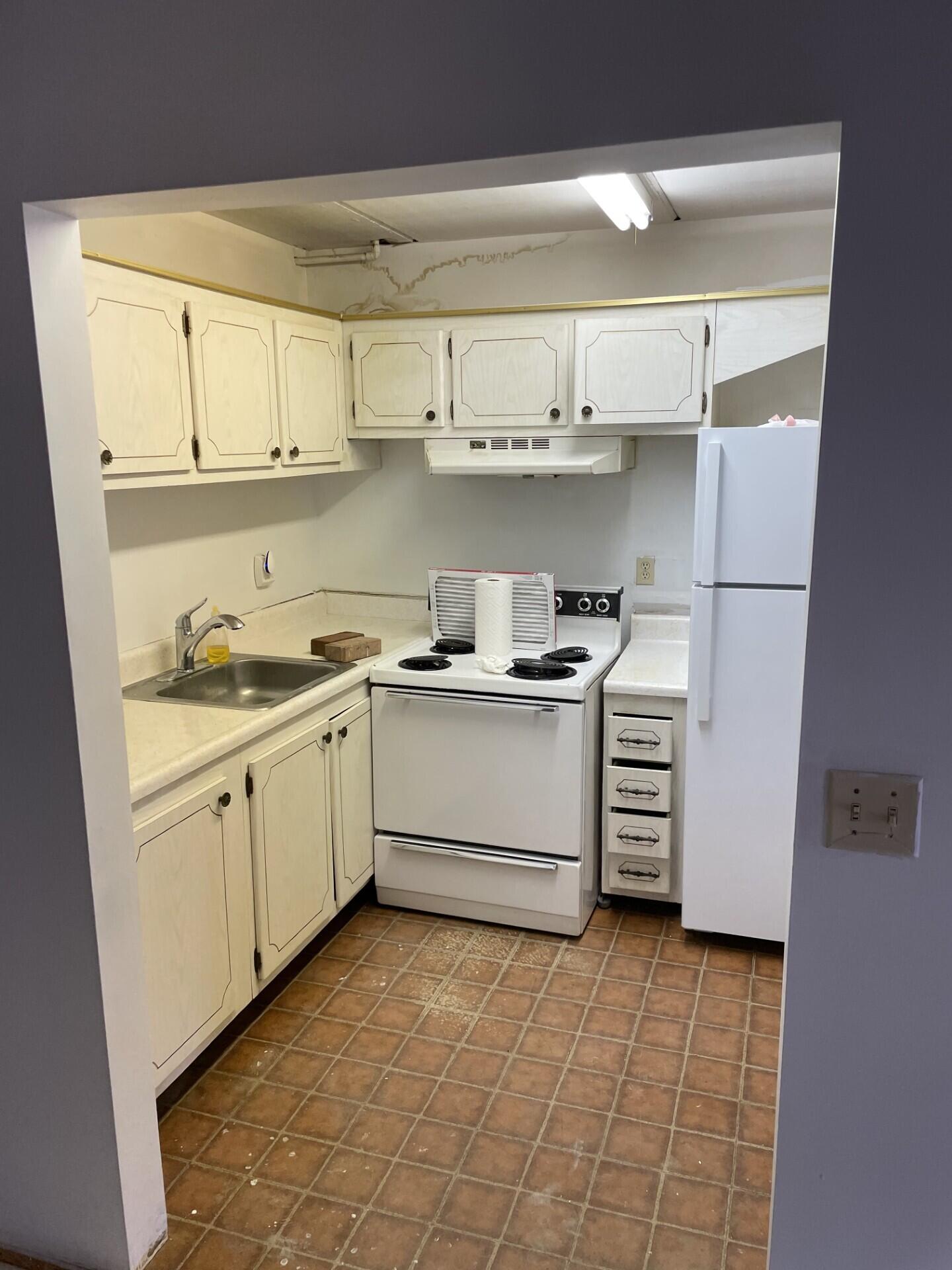 VILLAGE GREEN COVENTRY CONDO - Residential