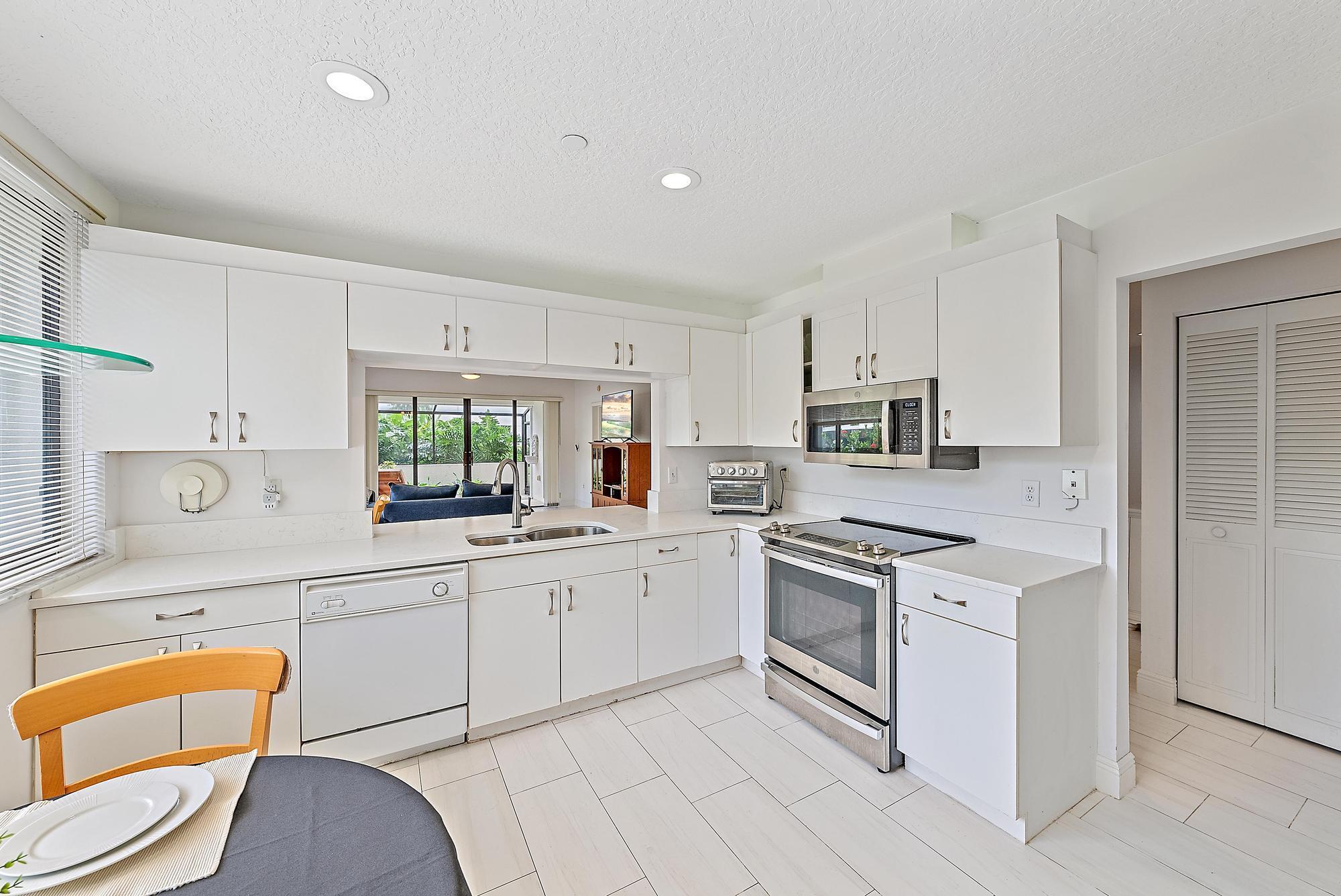 OAK HARBOUR CONDOS - Residential