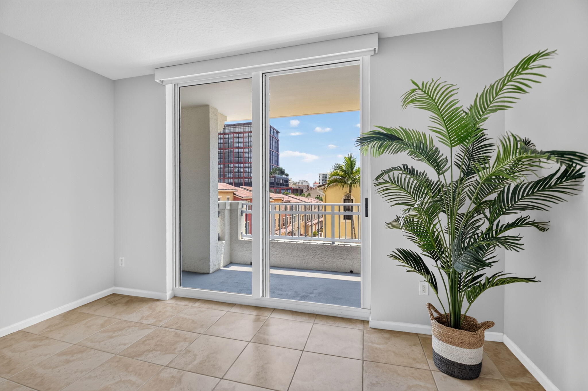 METROPOLITAN CONDO - Residential