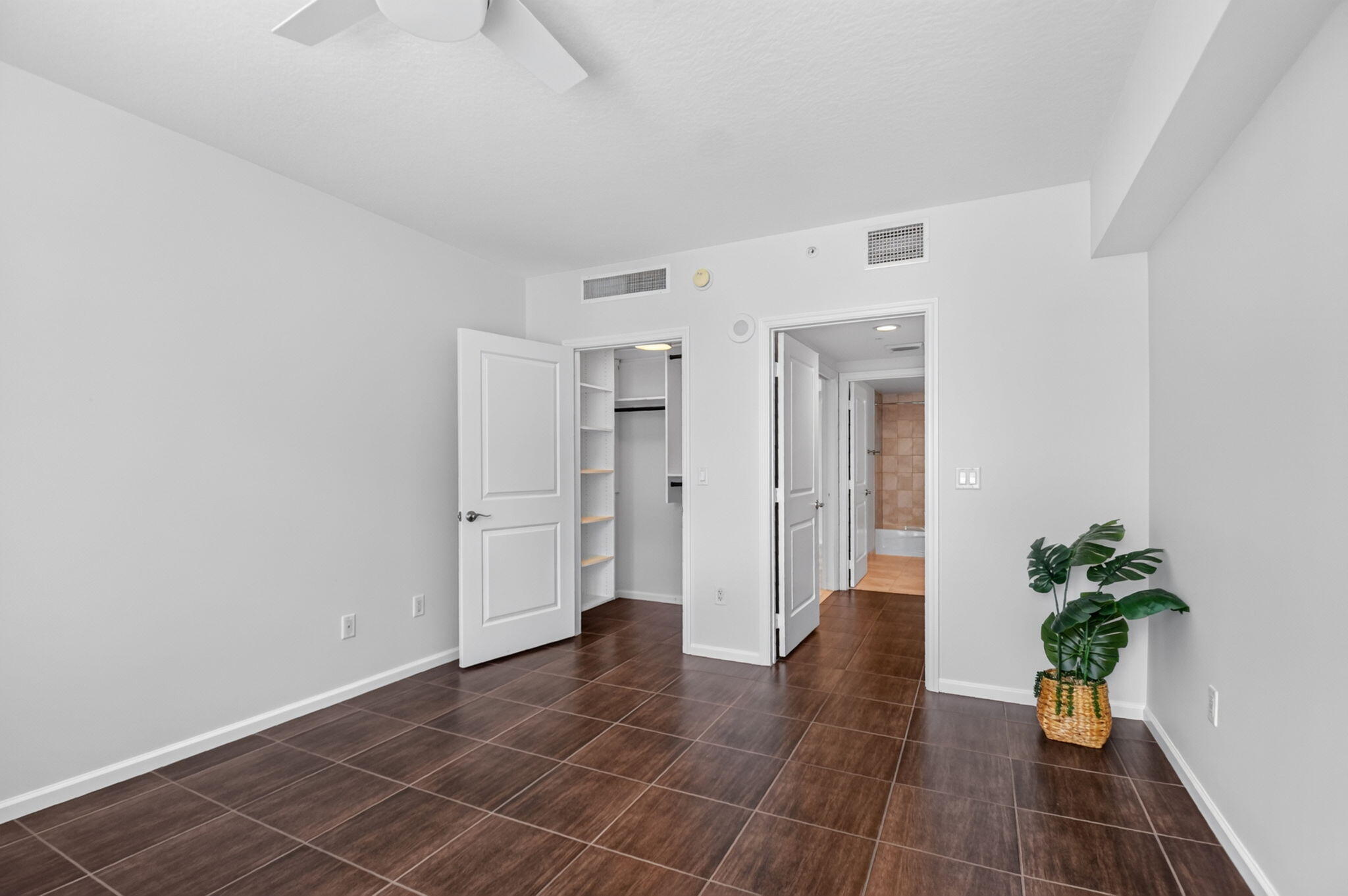 METROPOLITAN CONDO - Residential