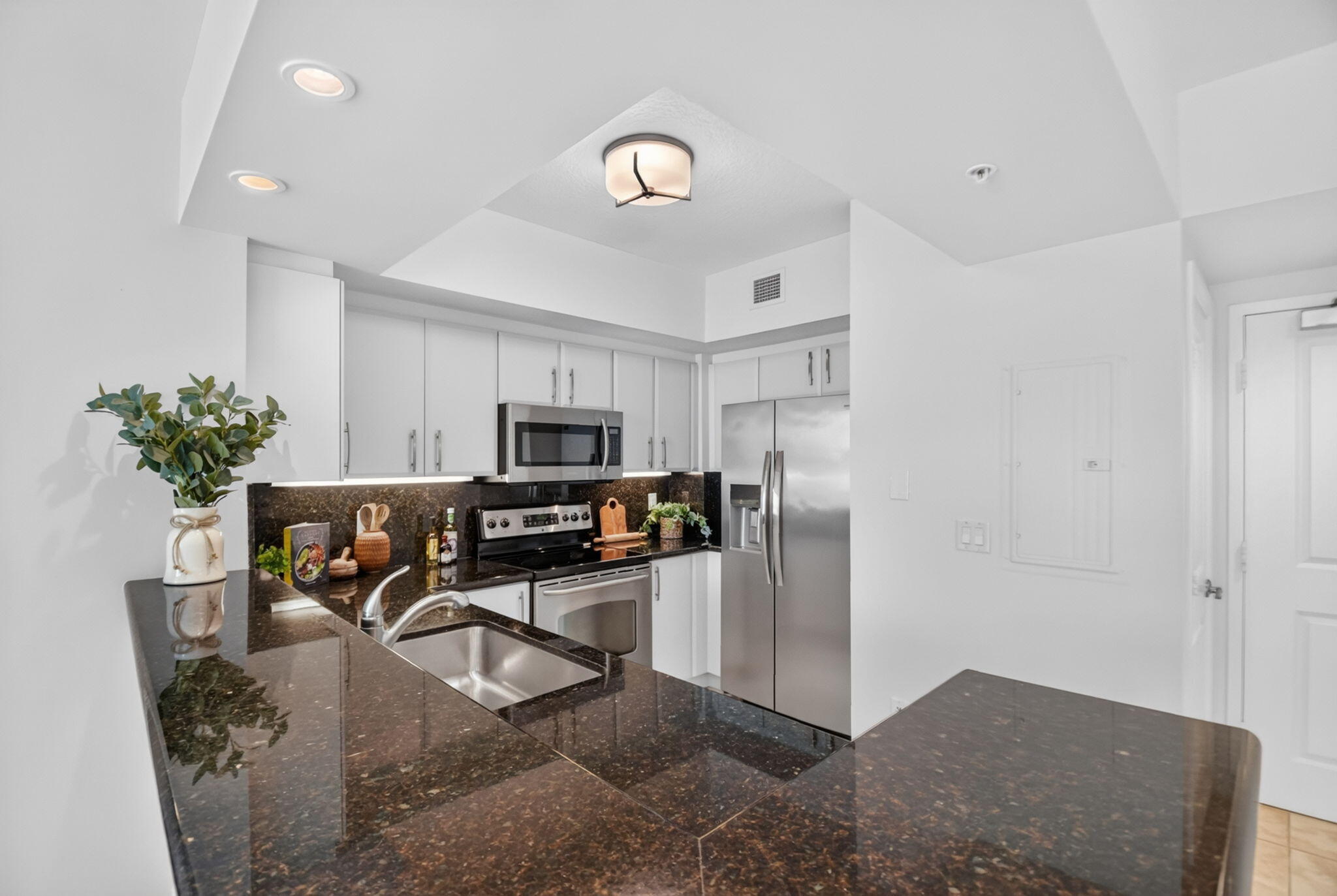 METROPOLITAN CONDO - Residential