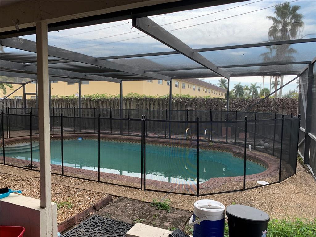 ONE STORY HOUSE 3/2 WITH A POOL NEW ROOF 2021. IN A GREAT LOCATION.NO HOA.