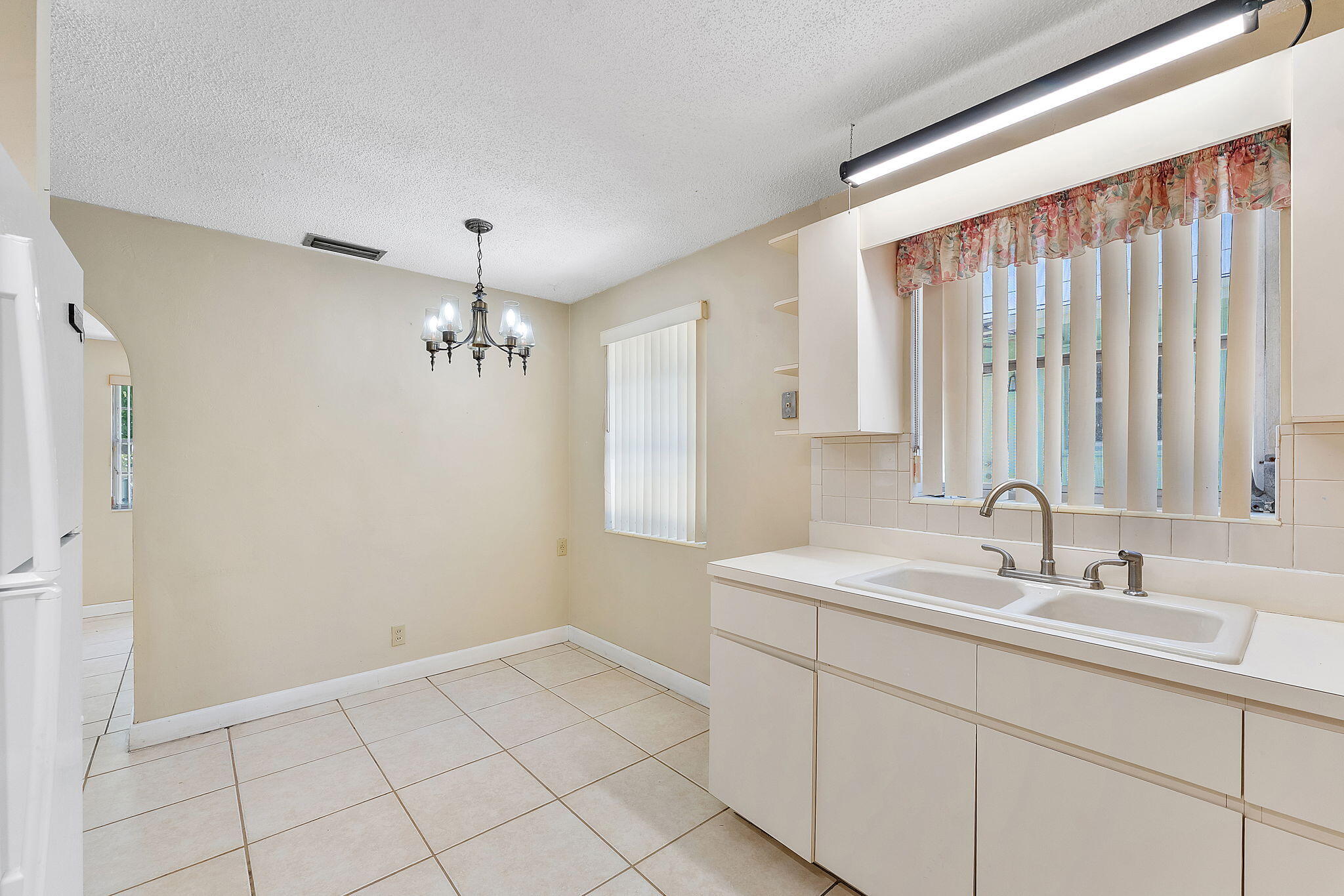 COLONIAL ESTATES - Residential Income