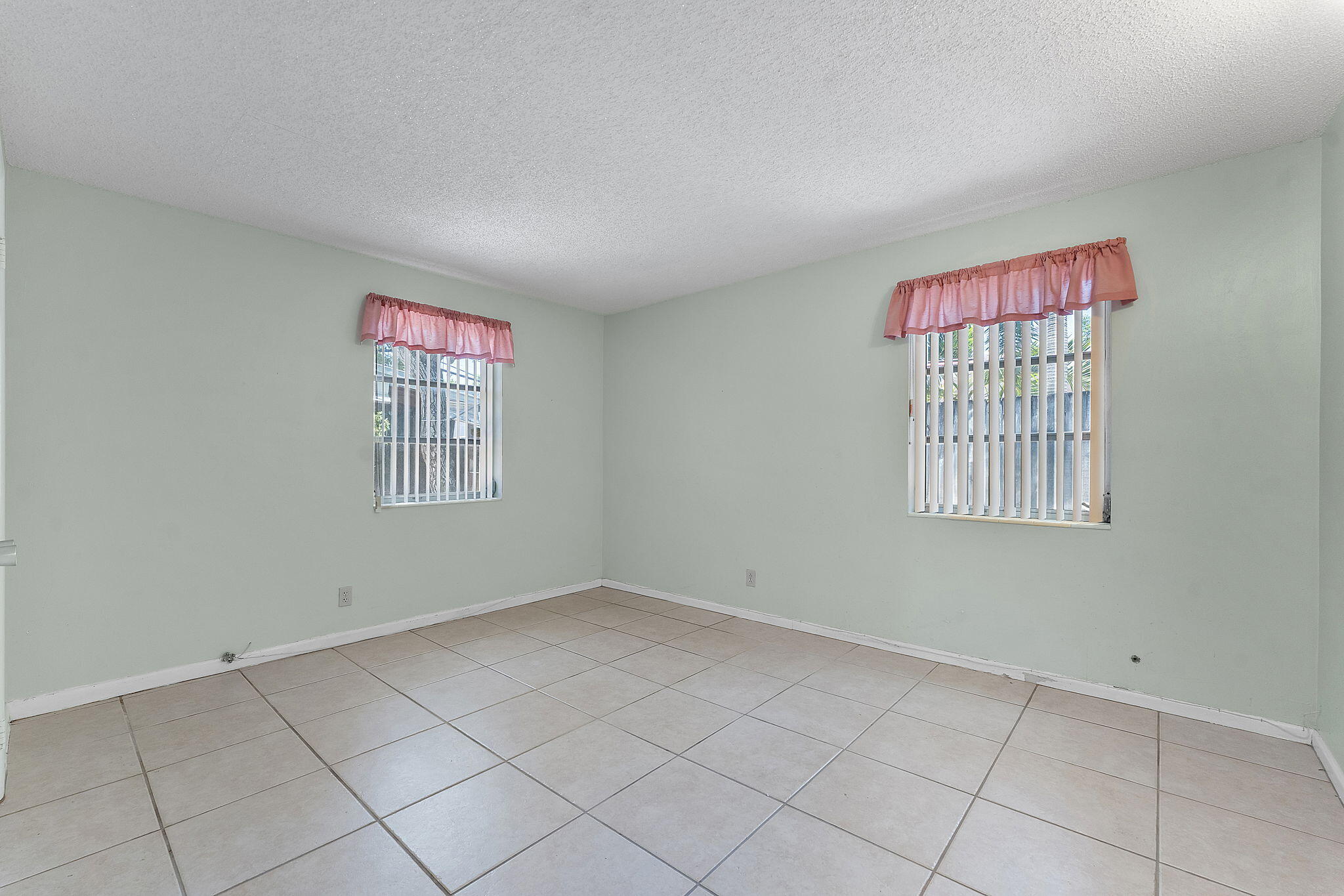 COLONIAL ESTATES - Residential Income