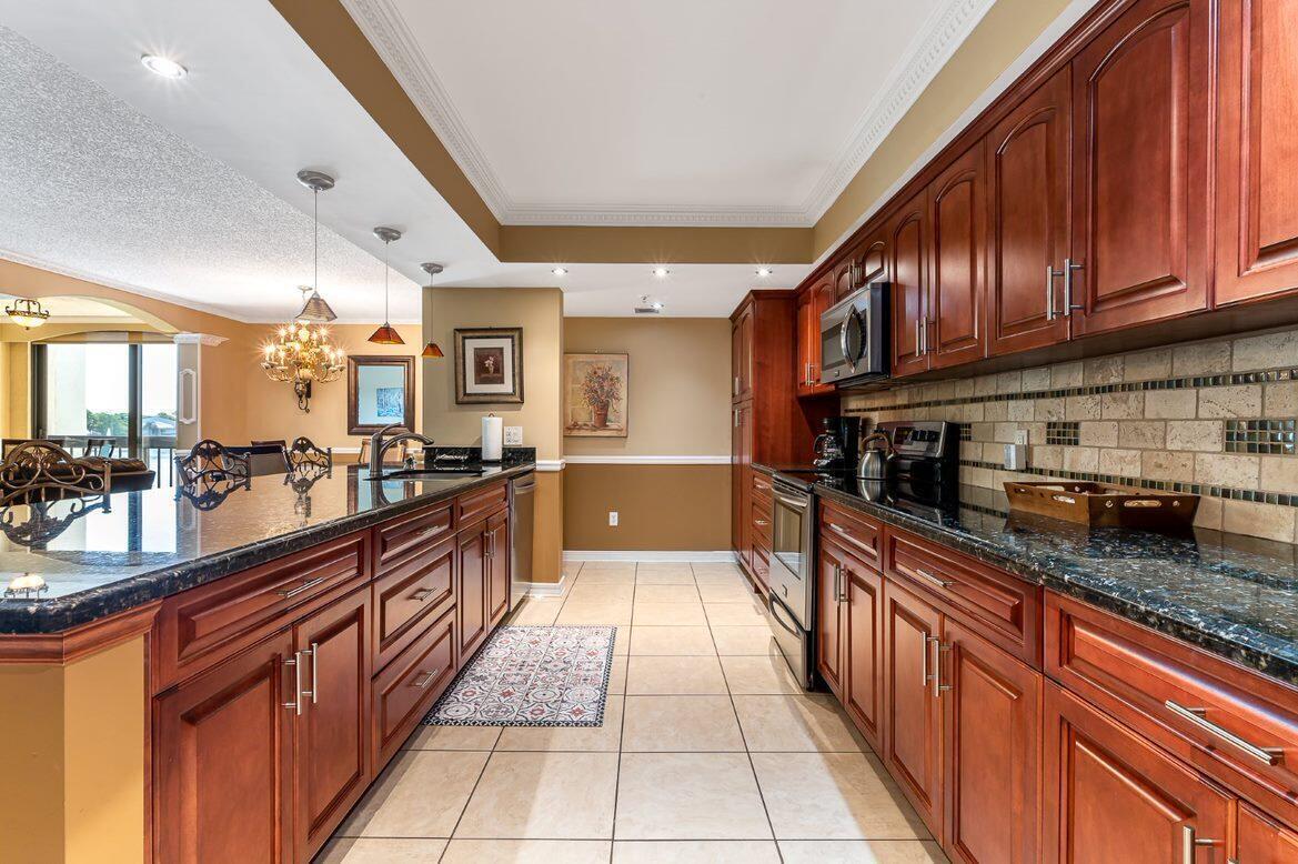LAKESIDE CONDOMINIUM - Residential Lease