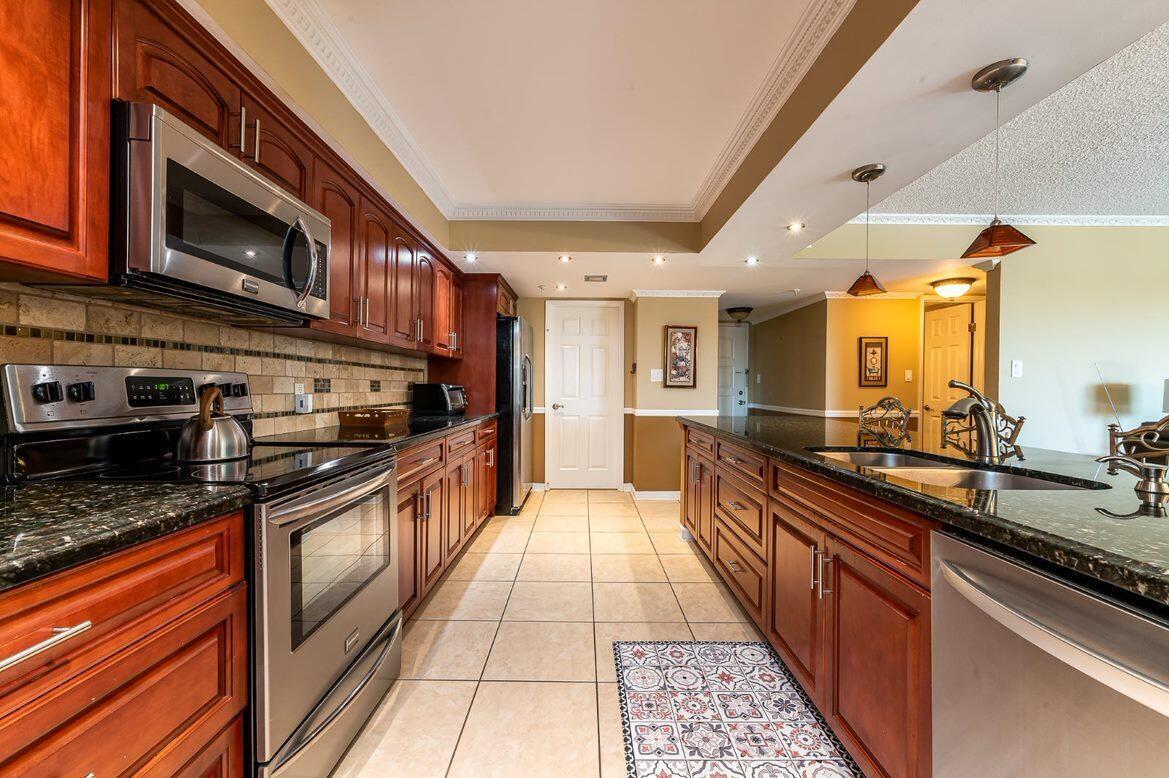 LAKESIDE CONDOMINIUM - Residential Lease
