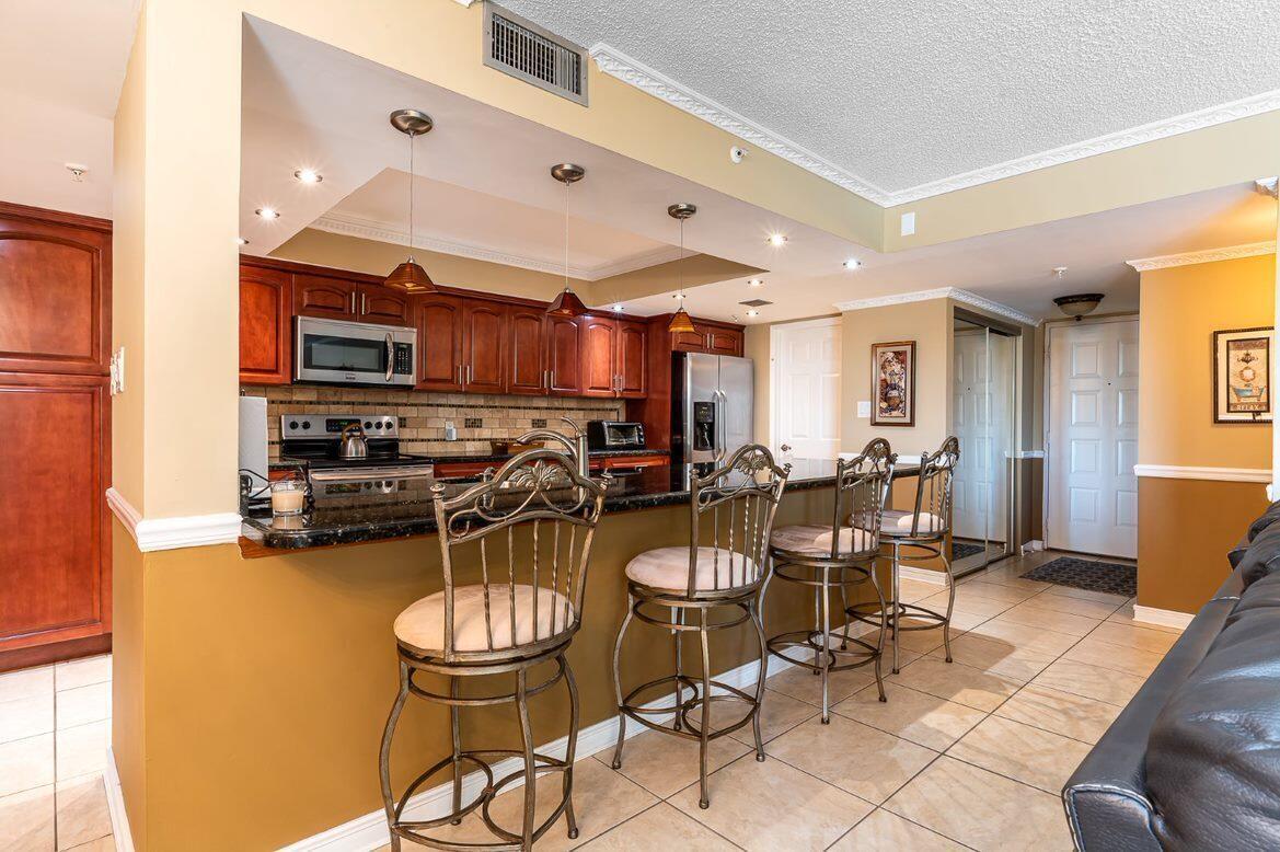 LAKESIDE CONDOMINIUM - Residential Lease