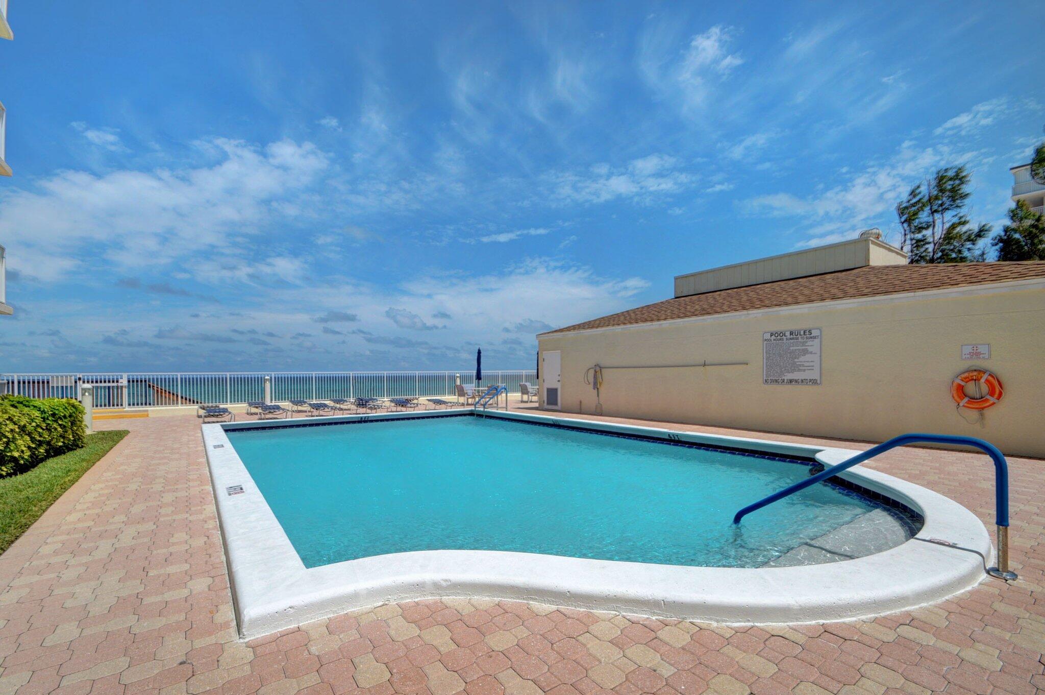 LE CHATEAU ROYAL CONDO - Residential