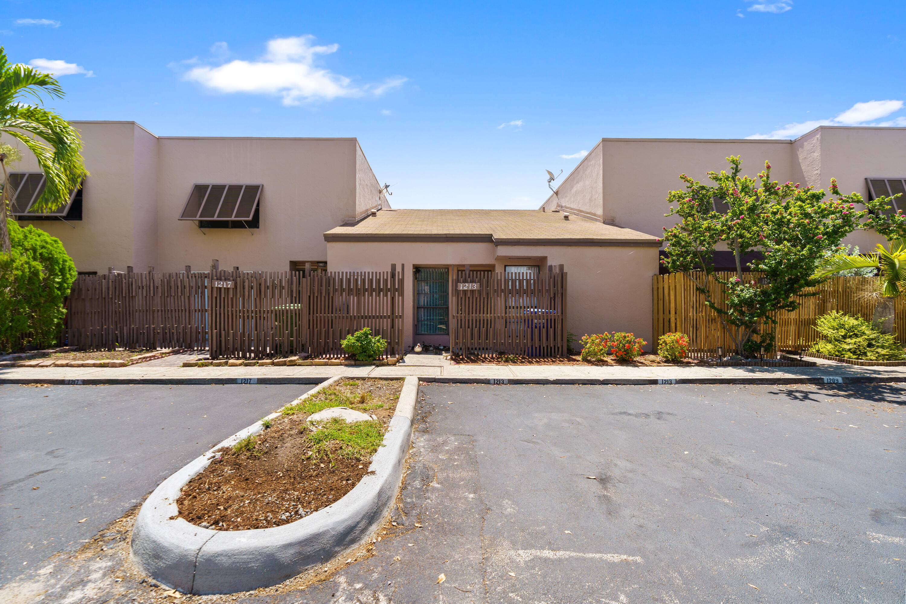 PEMBROKE LAKES SECTION SEVEN - Residential