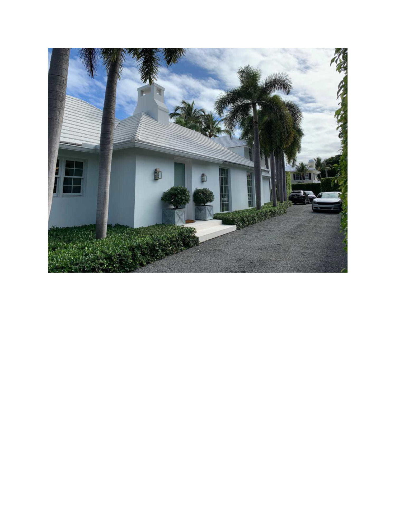 Bermuda Estate with prime in mid-town location.  5 bedroom/5 bathroom with pool.
Beach and Lake Trail access at Wells Road