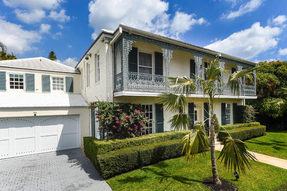 Beautiful 5BR/4.5BA In-Town home on the Lake Block. Spacious areas for entertaining including oversized living room with fireplace, enclosed loggia, and formal dining room. First floor library with powder room and beautiful bar area. Recently updated with beautiful baths, gourmet kitchen, and generator. Light and bright family room leads to swimming pool and spa. Fantastic outdoor spaces with large covered patio.