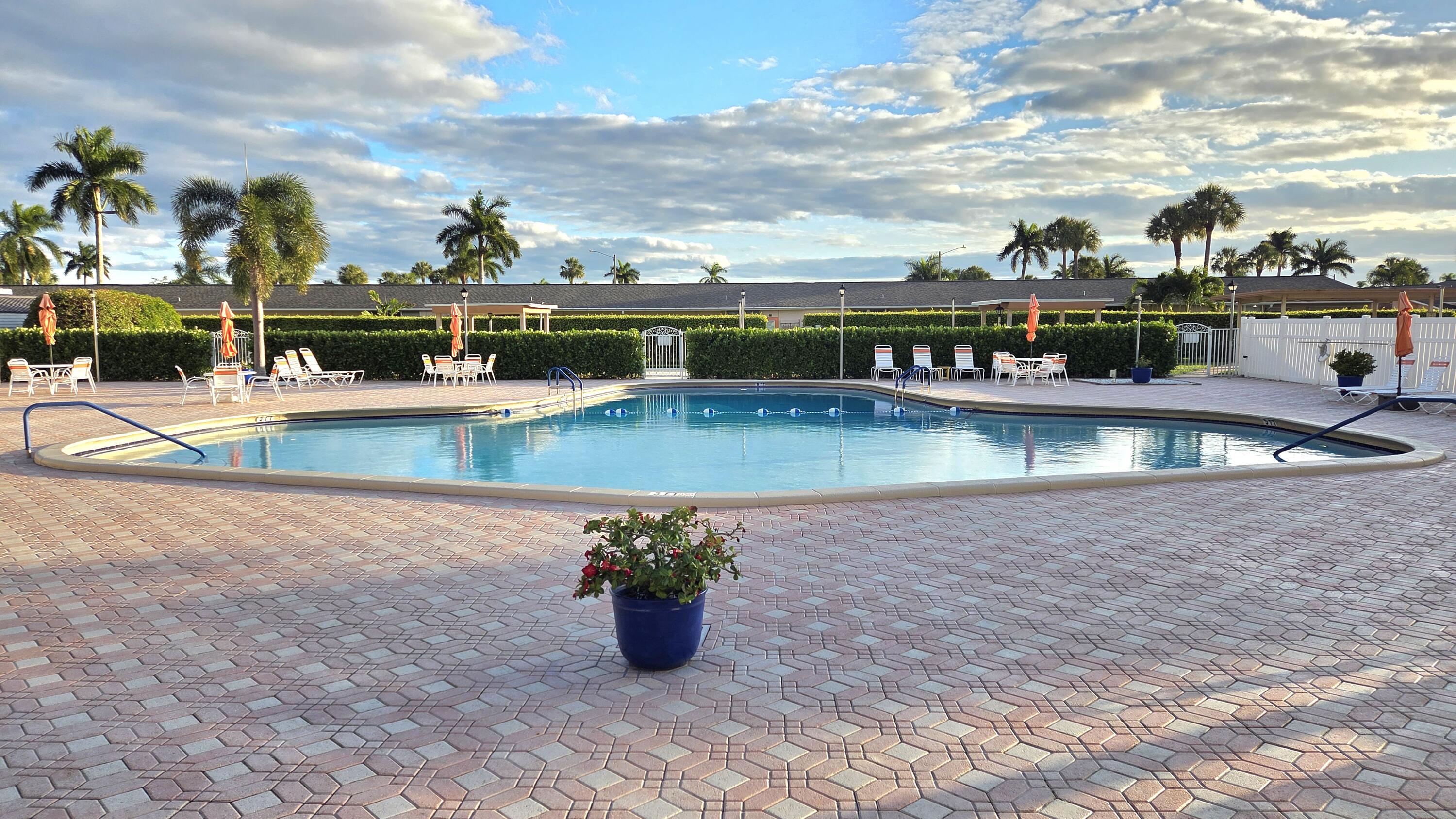 CRESTHAVEN VILLAS CONDO 25 - Residential