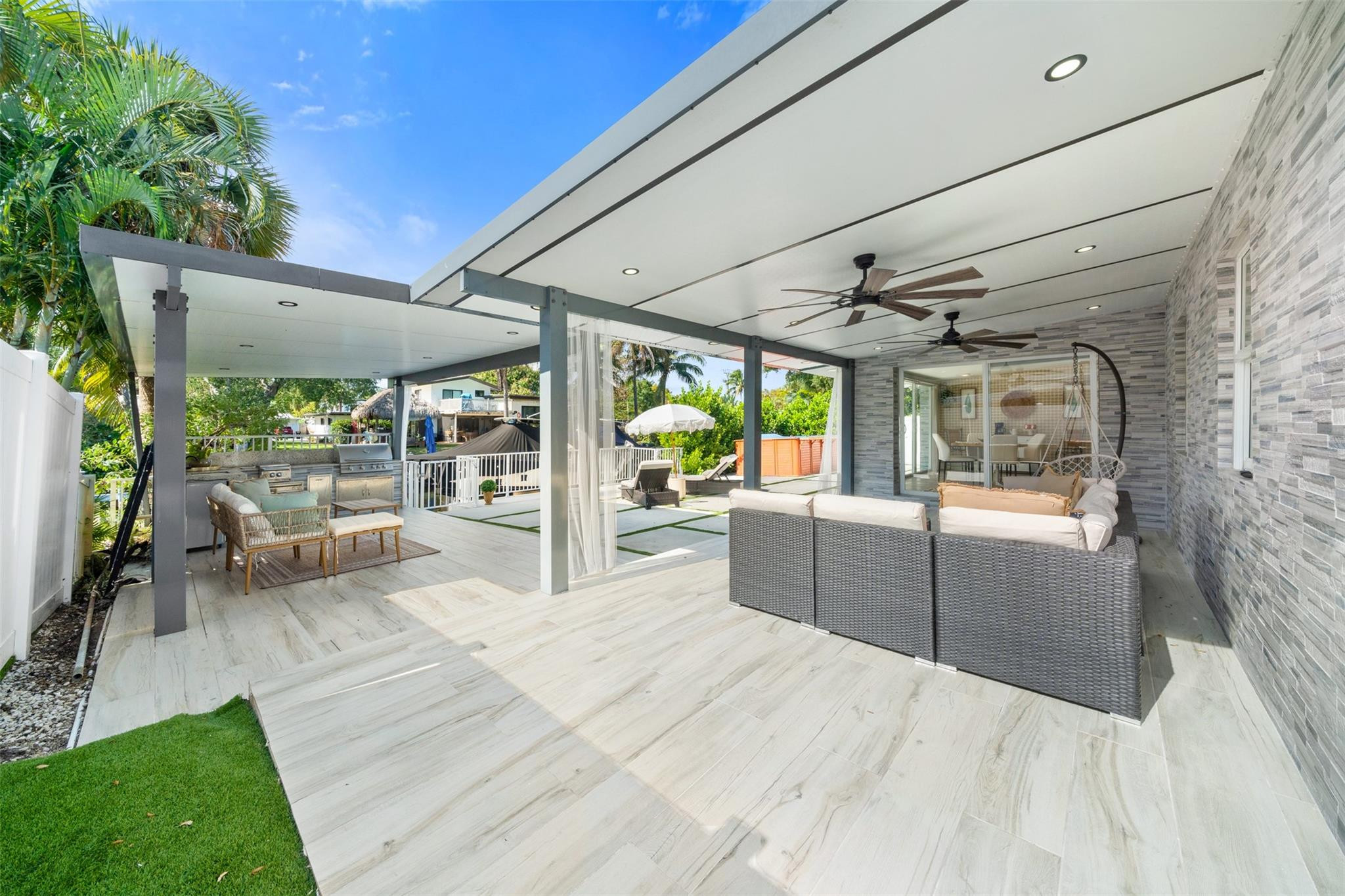 LAUDERDALE ISLES NO 2-BLK 7 - Residential