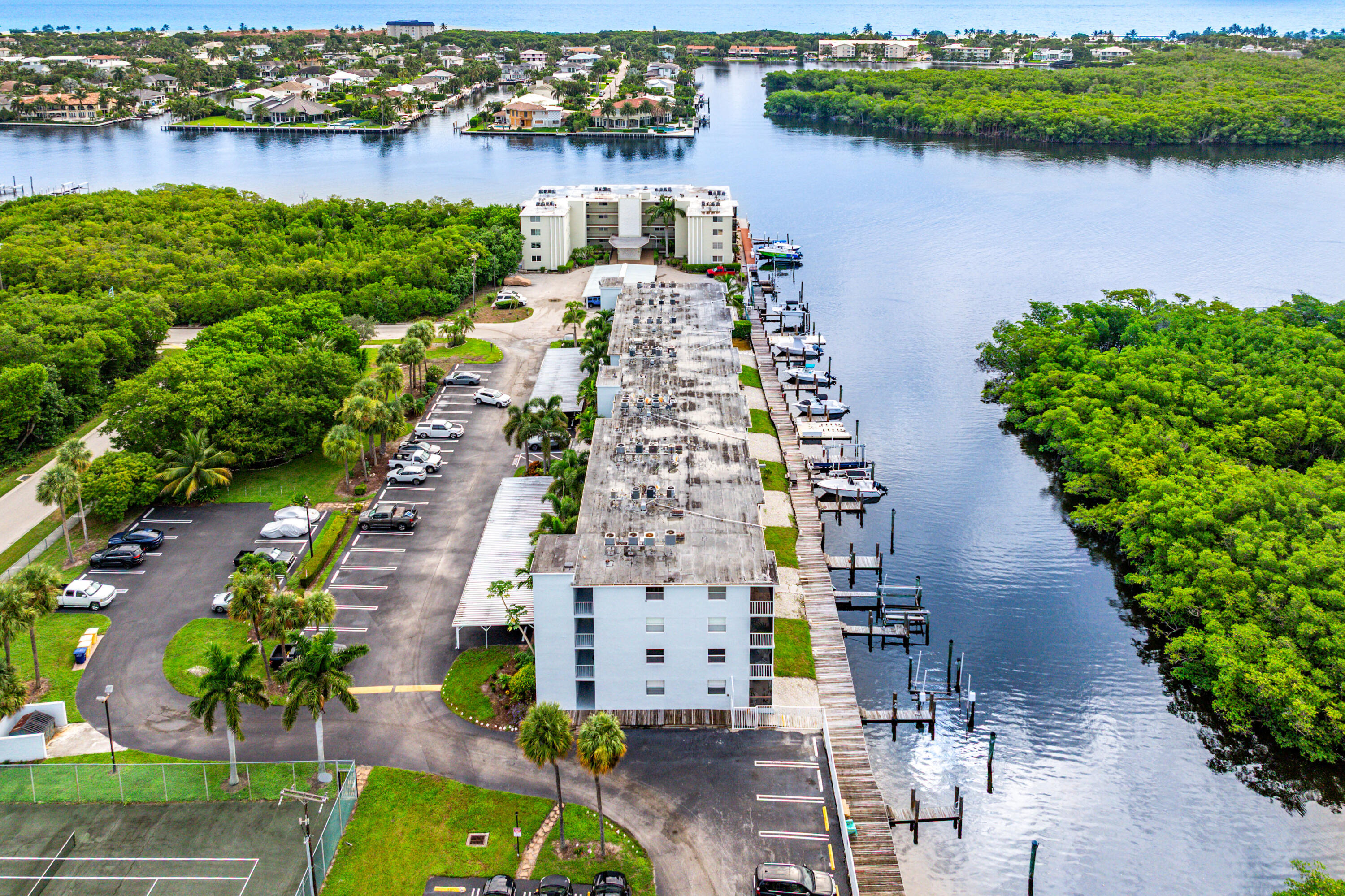 HARBOUR HALL INLET CLUB - Residential