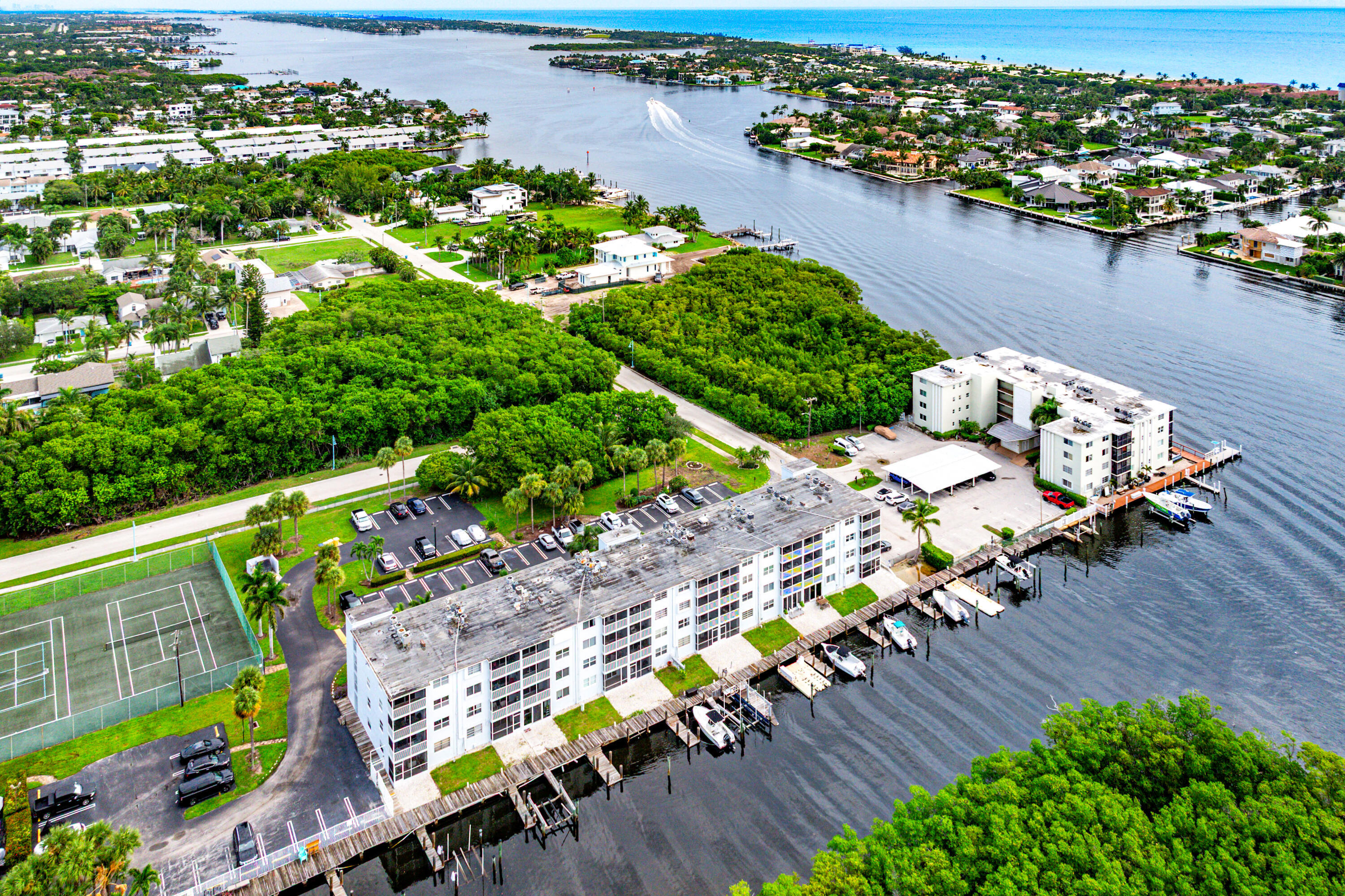 HARBOUR HALL INLET CLUB - Residential