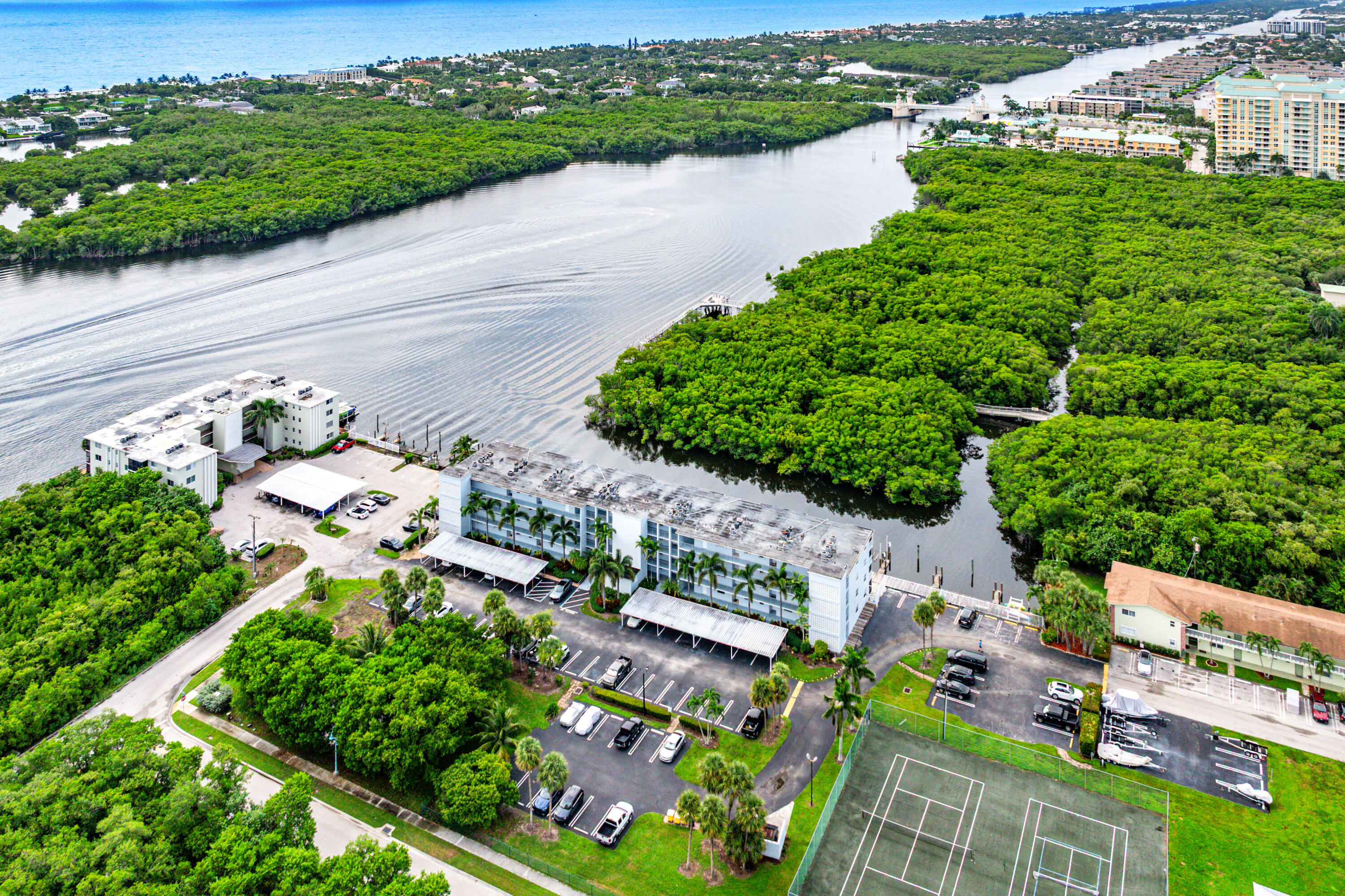 HARBOUR HALL INLET CLUB - Residential
