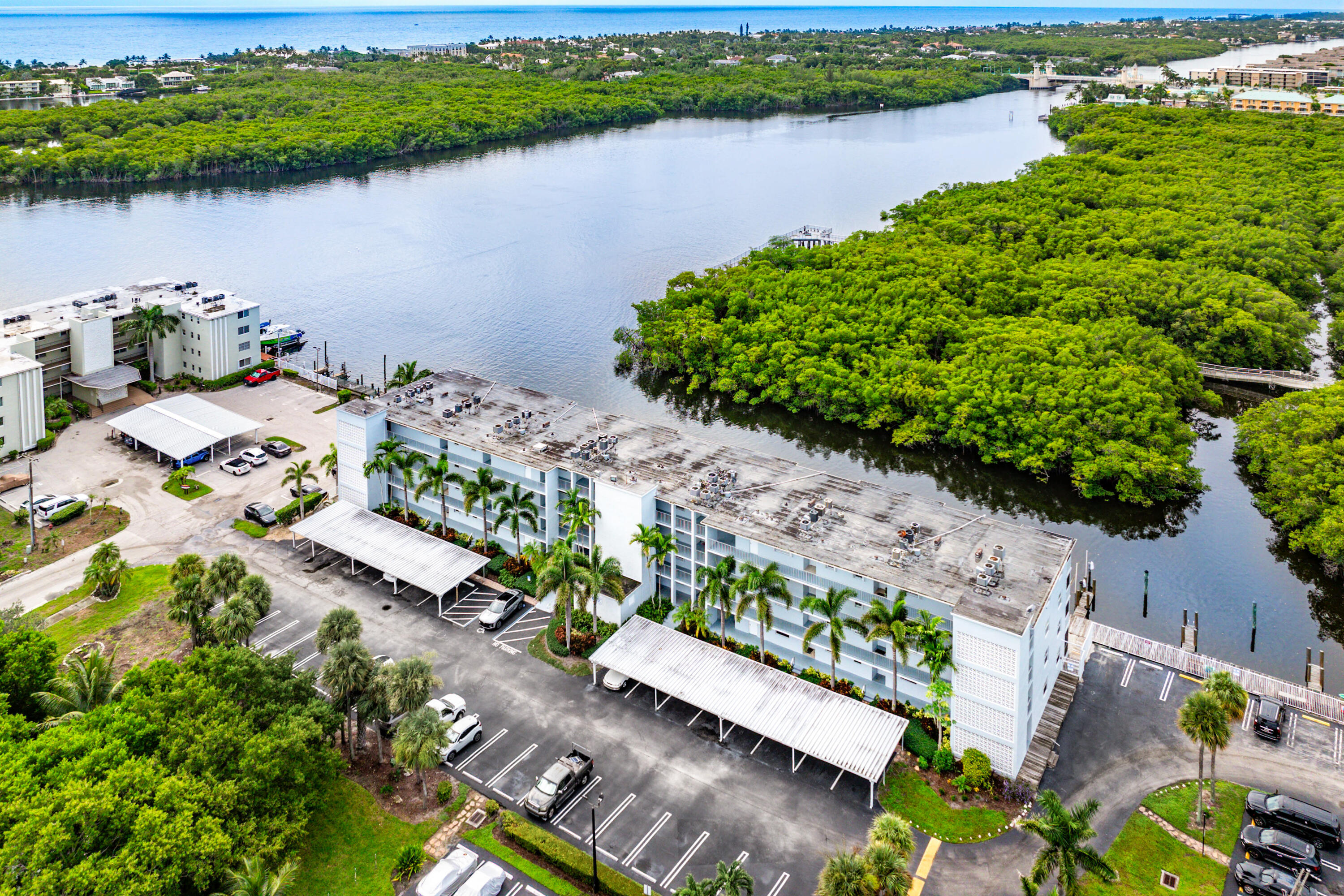 HARBOUR HALL INLET CLUB - Residential