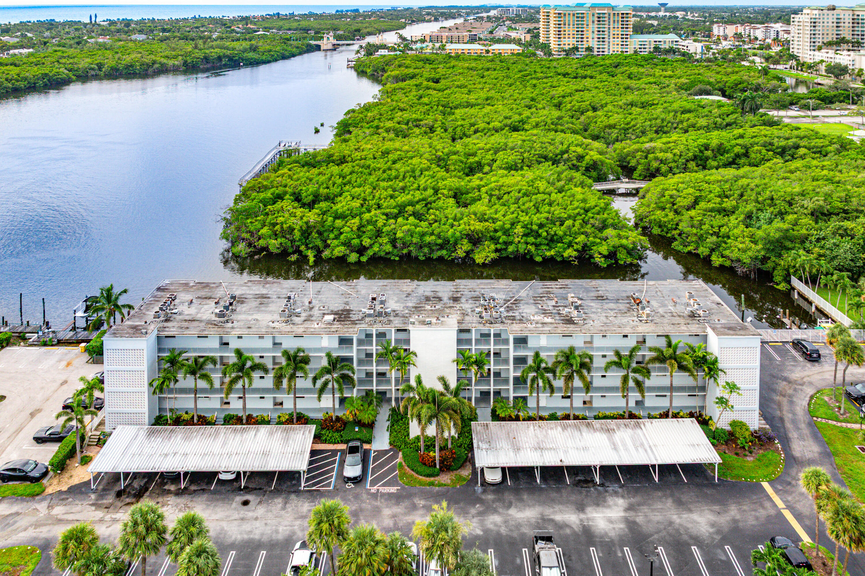 HARBOUR HALL INLET CLUB - Residential