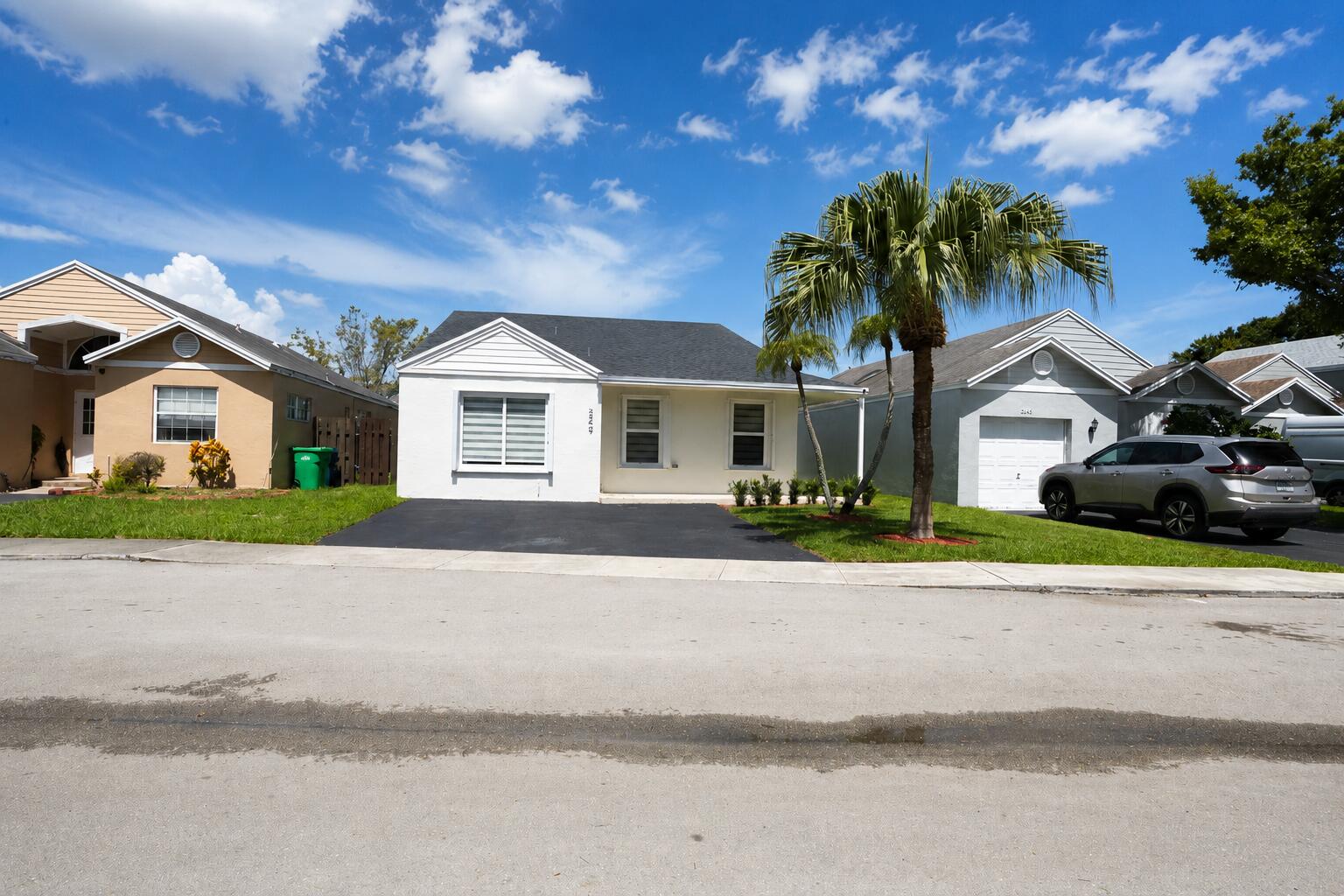 HAMPTON LAKES - Residential