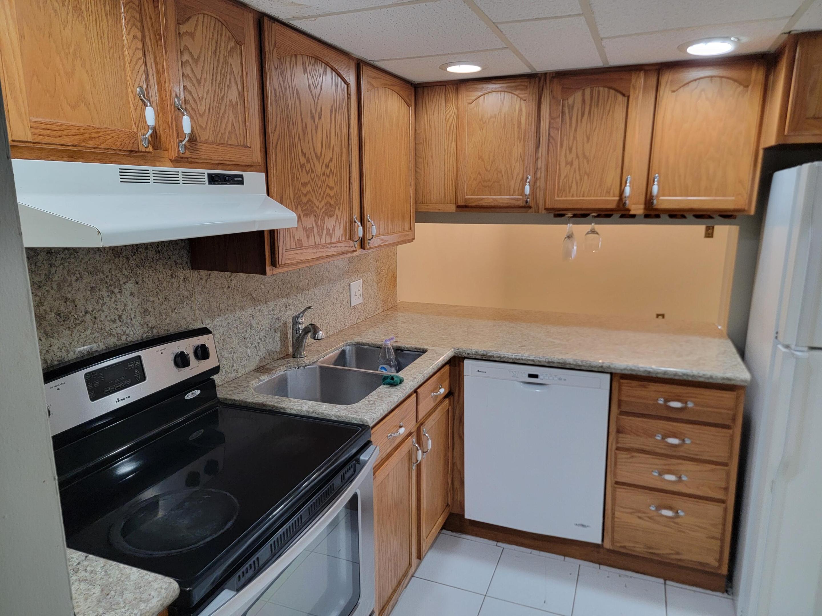 VISTA GARDENS I CONDO - Residential Lease