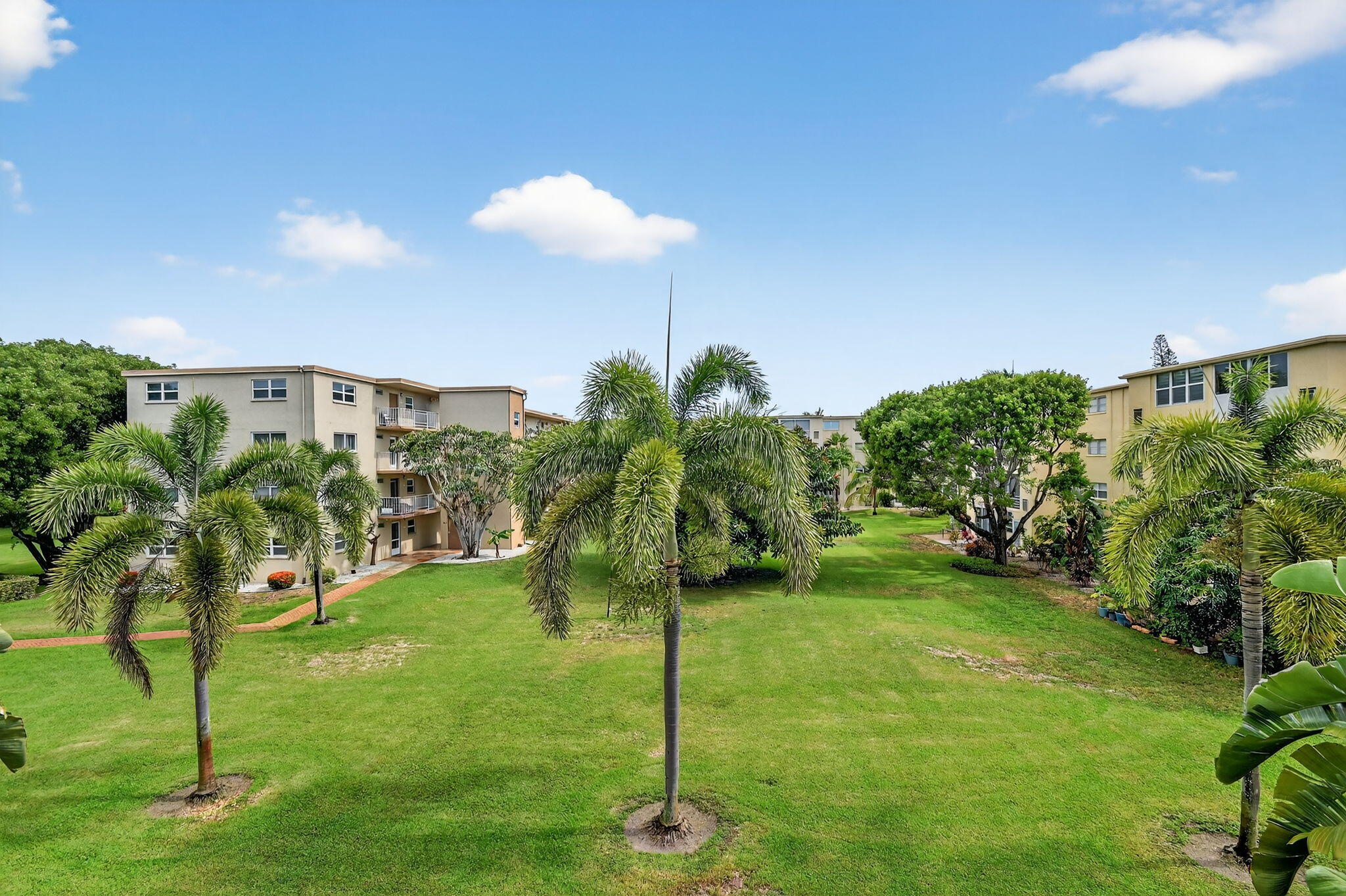 VILLAGE ROYALE GREENWOOD CONDO - Residential