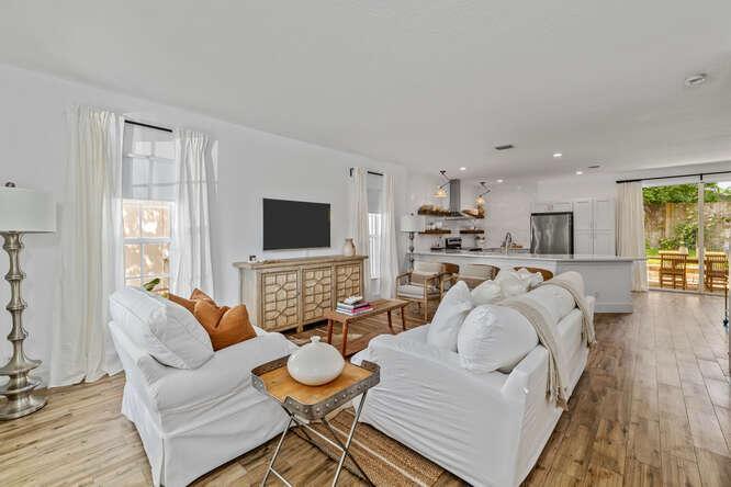 Beautifully decorated and fully equipped.  Super location and golf cart acceble to all equestrian venues.  Available July, August  September and October.