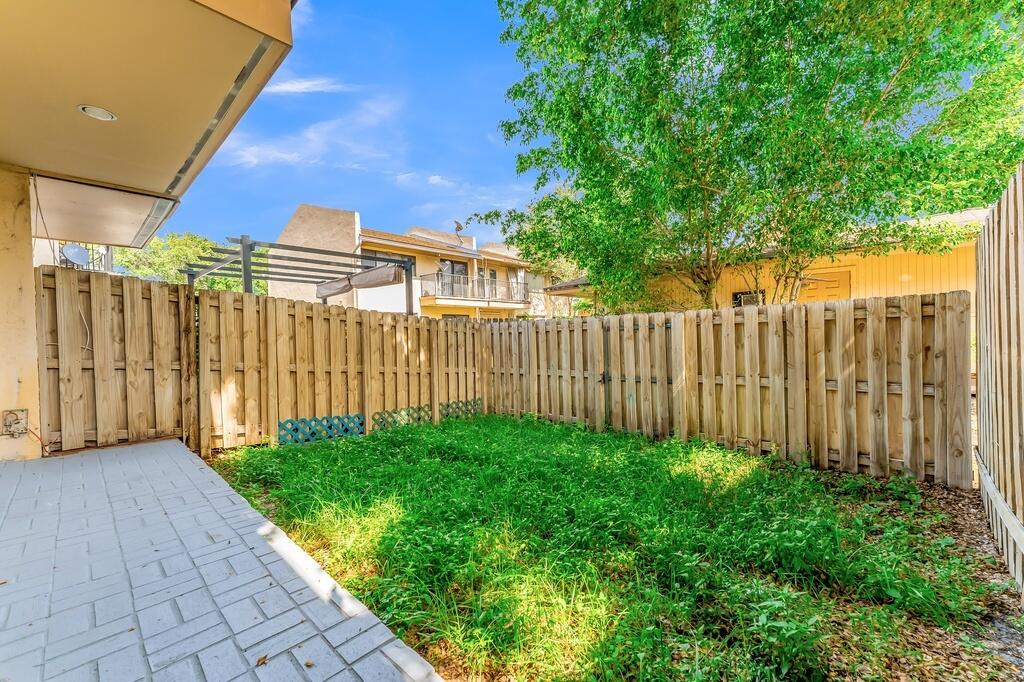COLONIAL LAKES VILLAS - Residential