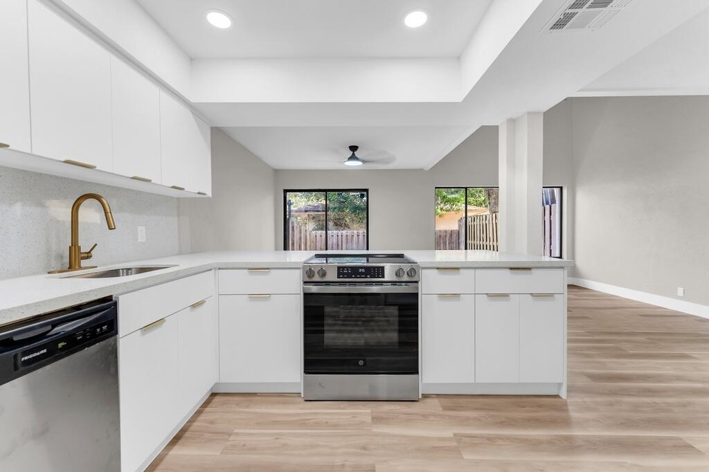 COLONIAL LAKES VILLAS - Residential