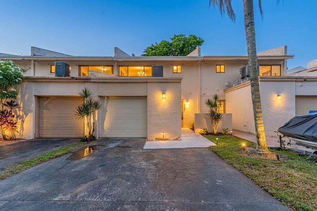 COLONIAL LAKES VILLAS - Residential