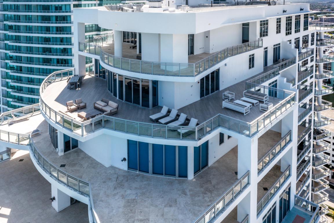 DIPLOMAT OCEANFRONT RESIDENCES - Residential
