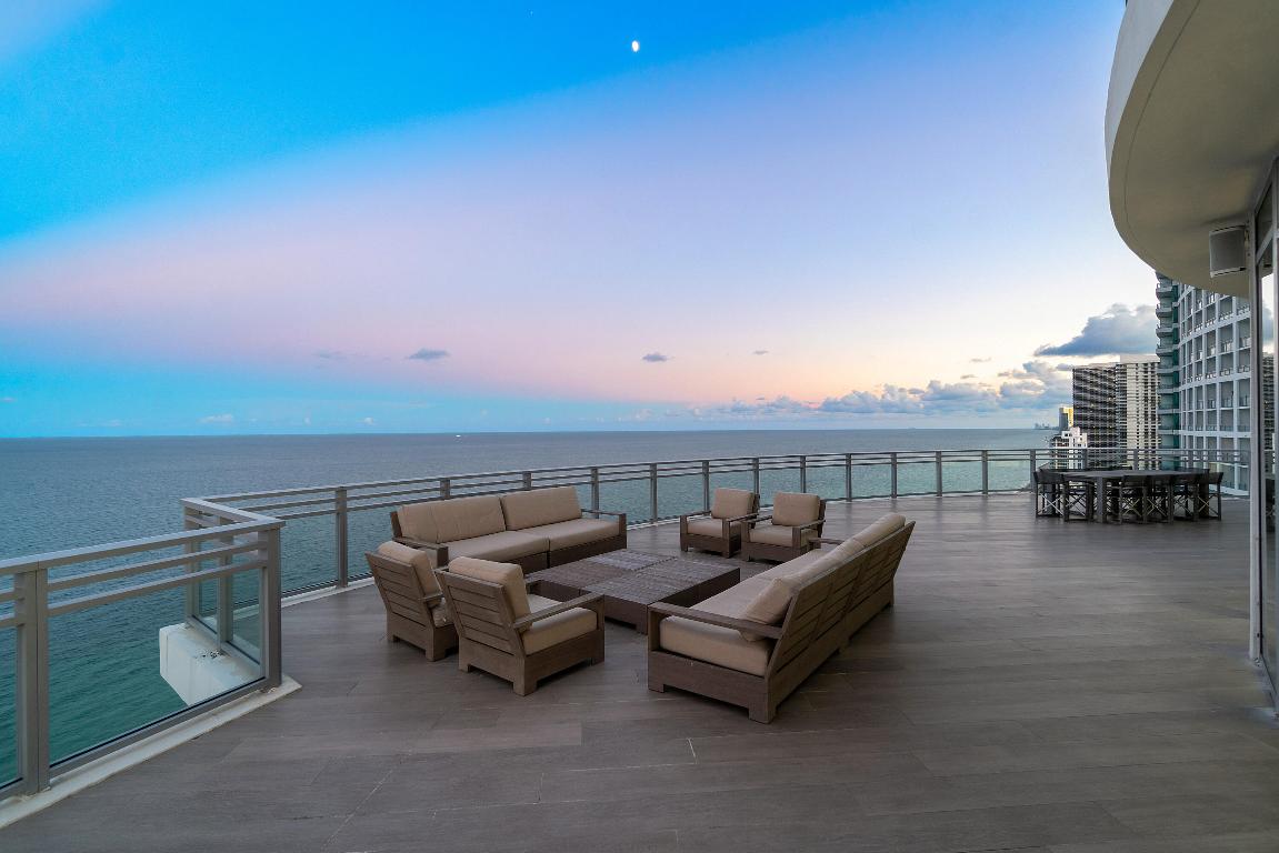 DIPLOMAT OCEANFRONT RESIDENCES - Residential