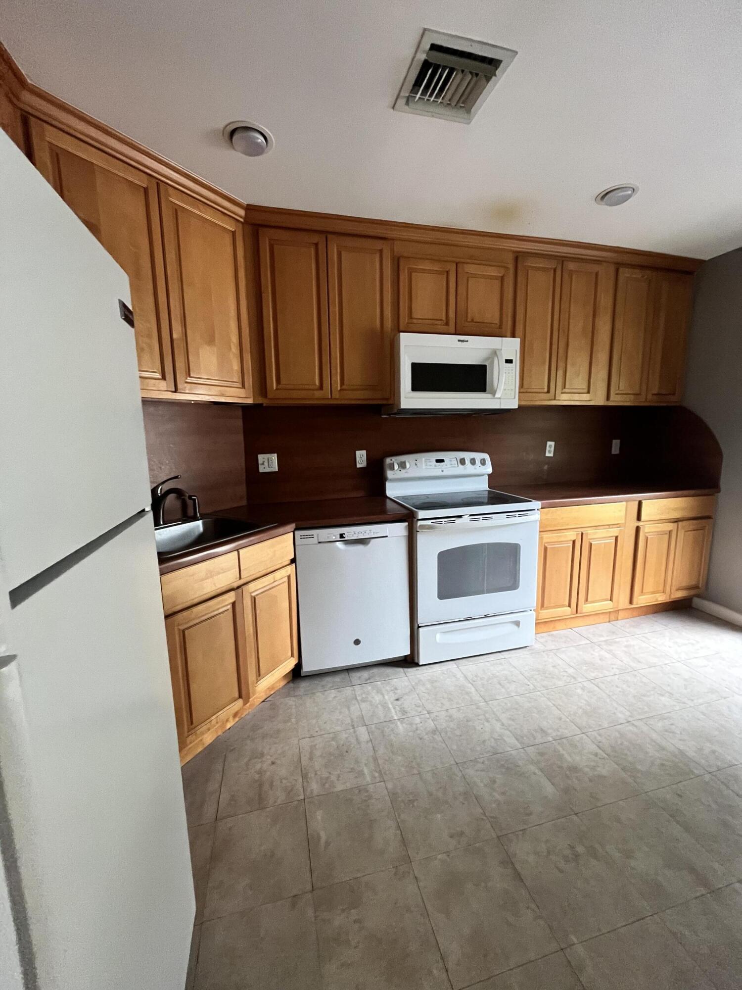 LANDS OF THE PRESIDENT CONDO 5 - Residential Lease