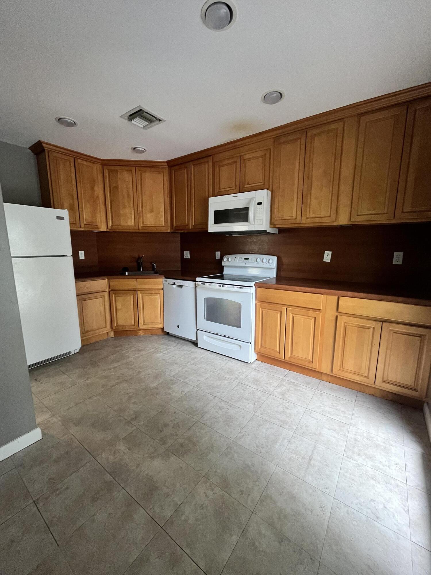 LANDS OF THE PRESIDENT CONDO 5 - Residential Lease