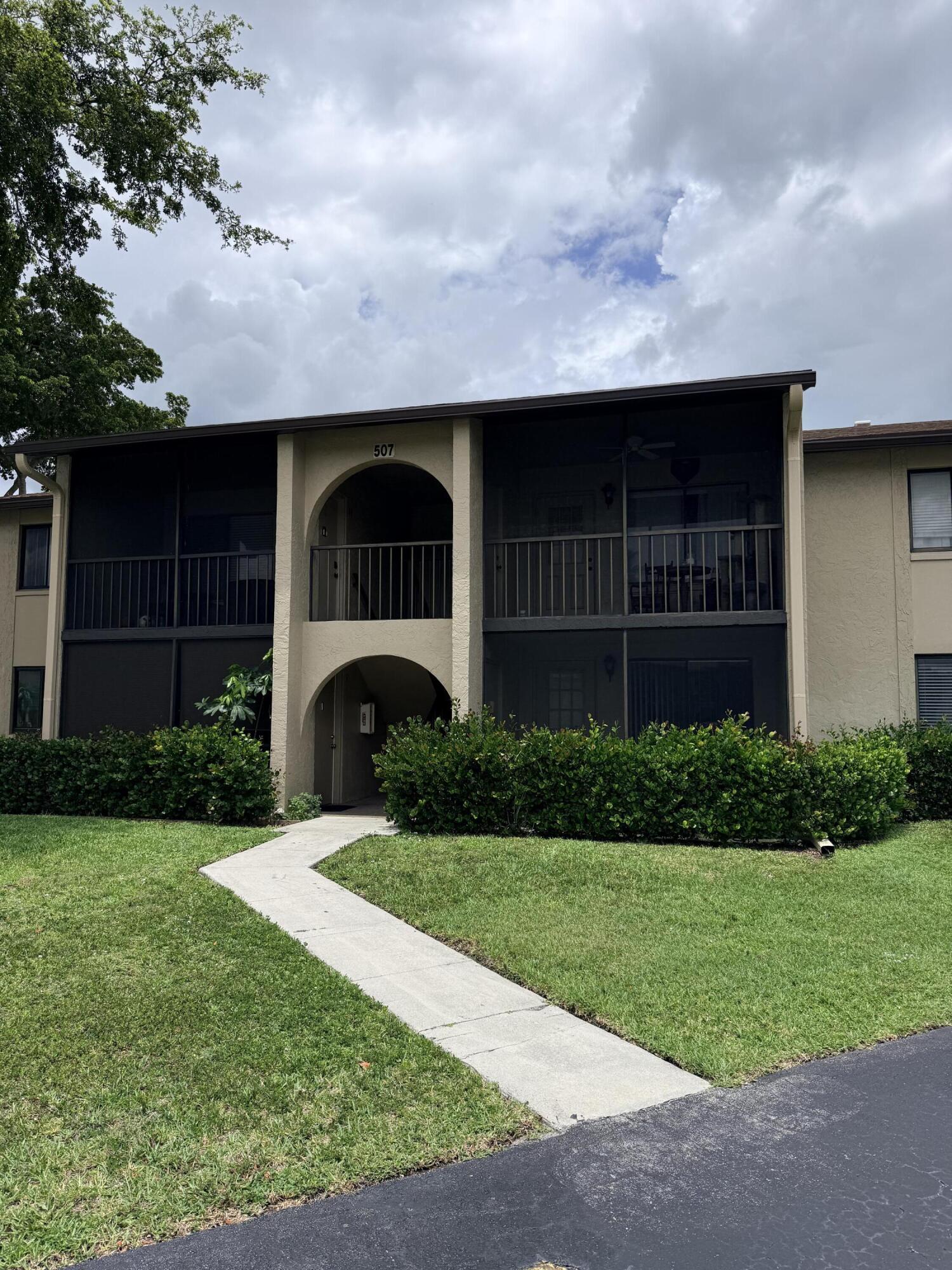 Well maintained condo, close to shopping and entertainment!
