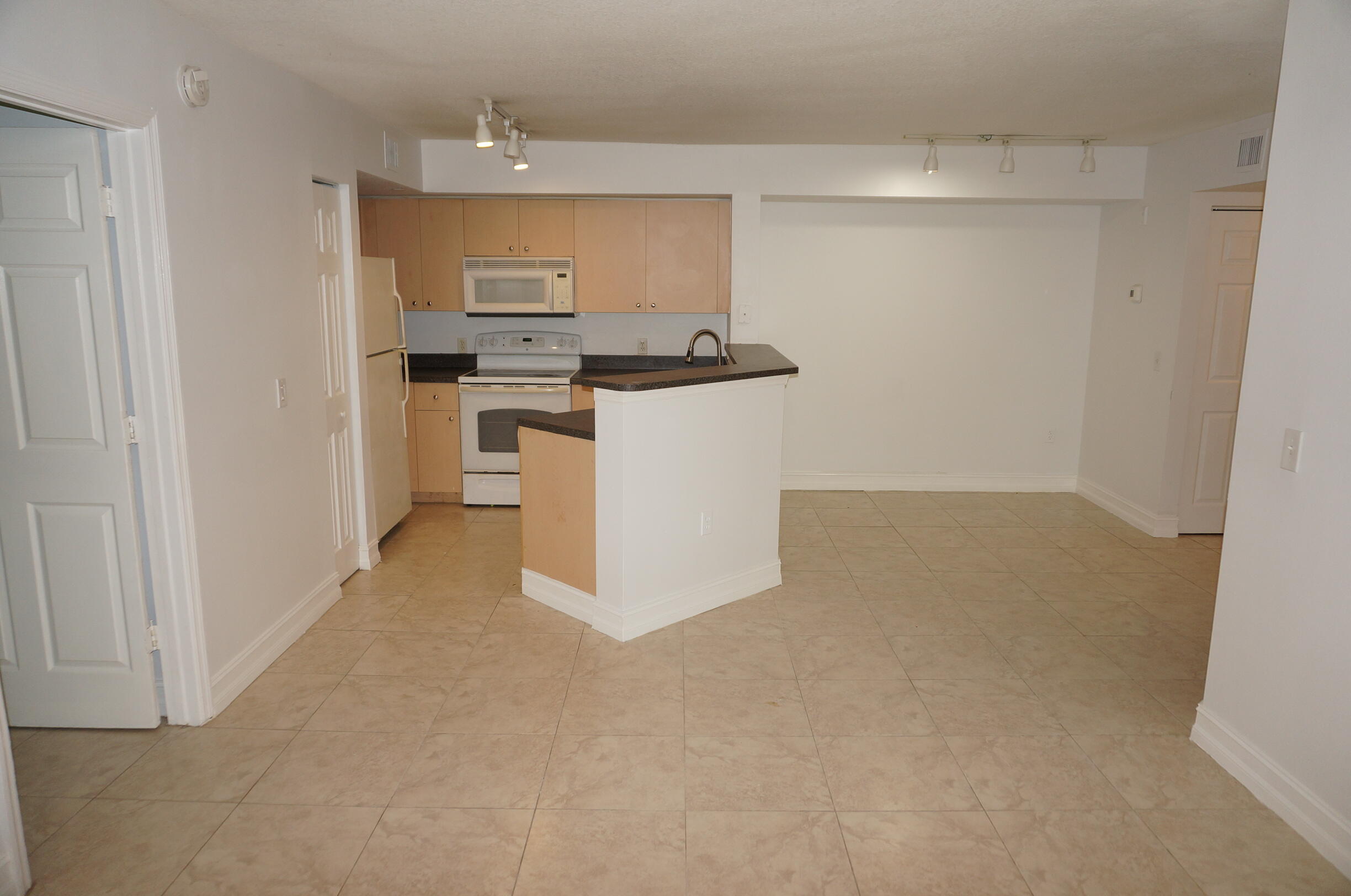 EMERALD ISLE AT LAGUNA LAKES CONDO - Residential Lease
