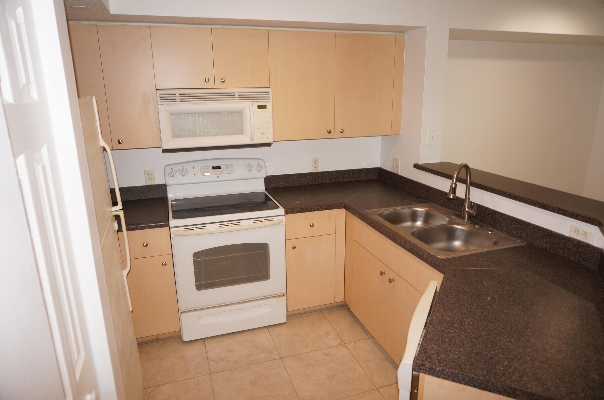 EMERALD ISLE AT LAGUNA LAKES CONDO - Residential Lease